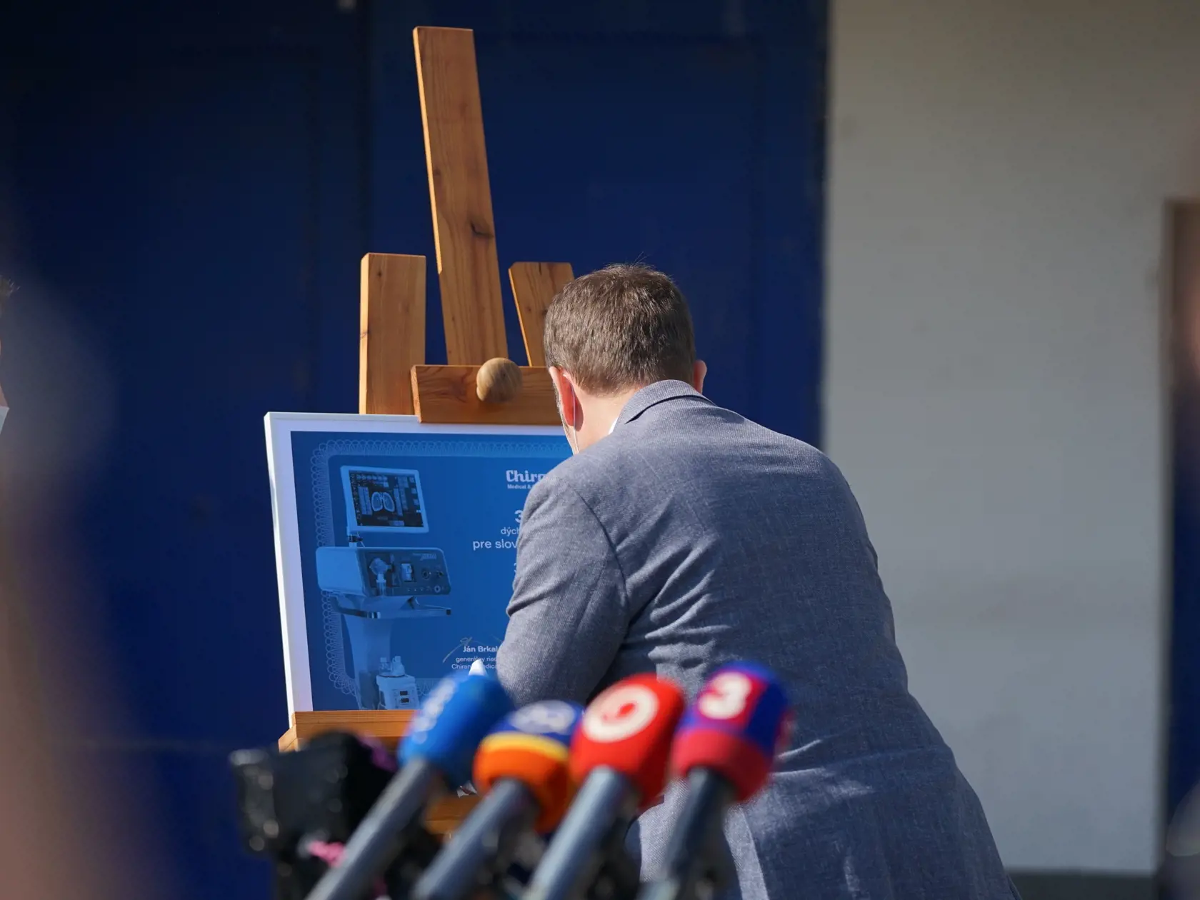 Premiér Igor Matovič navštívil výrobnú spoločnosť v Starej Turej, dôvodom je záujem štátu o dodanie 300 ks špičkových prístrojov, ktoré sú obrovskou nádejou pre nakazených koronavírusom.