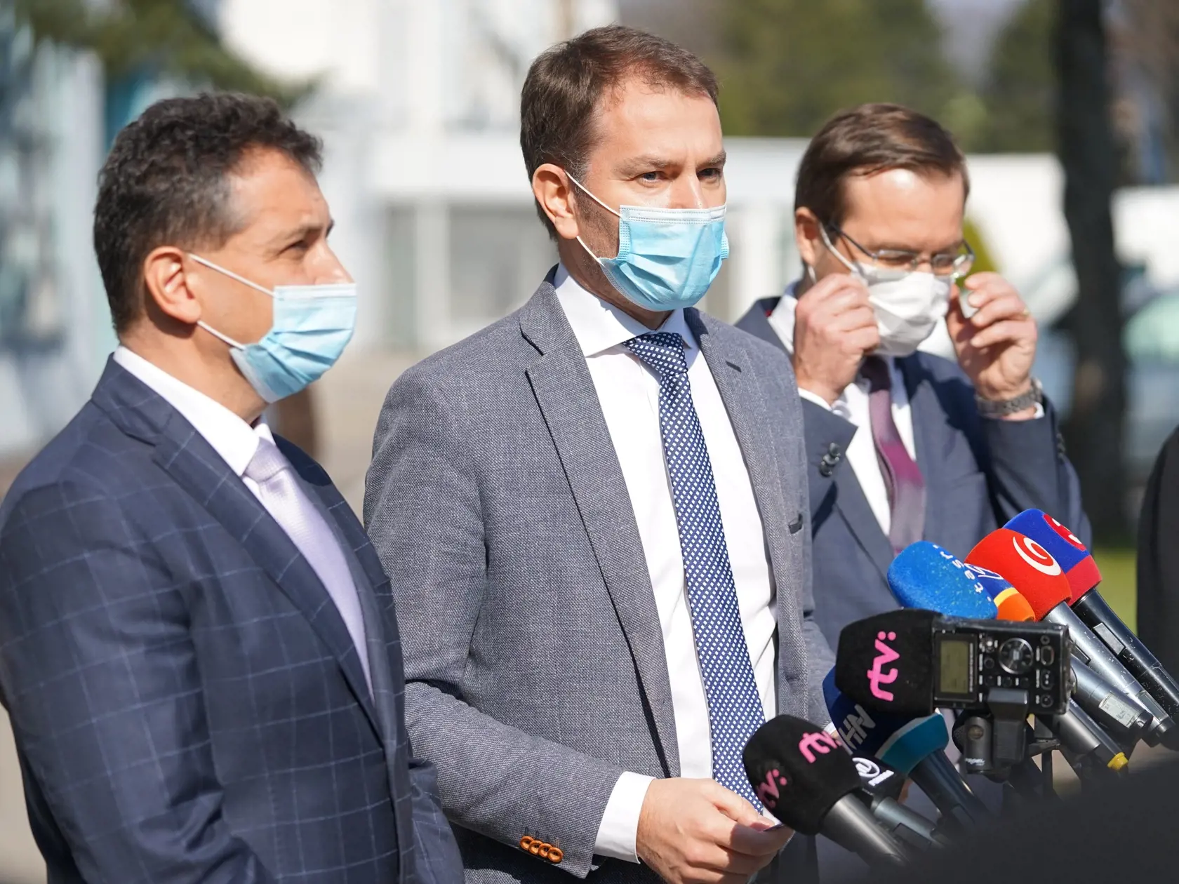 Premiér Igor Matovič navštívil výrobnú spoločnosť v Starej Turej, dôvodom je záujem štátu o dodanie 300 ks špičkových prístrojov, ktoré sú obrovskou nádejou pre nakazených koronavírusom.
