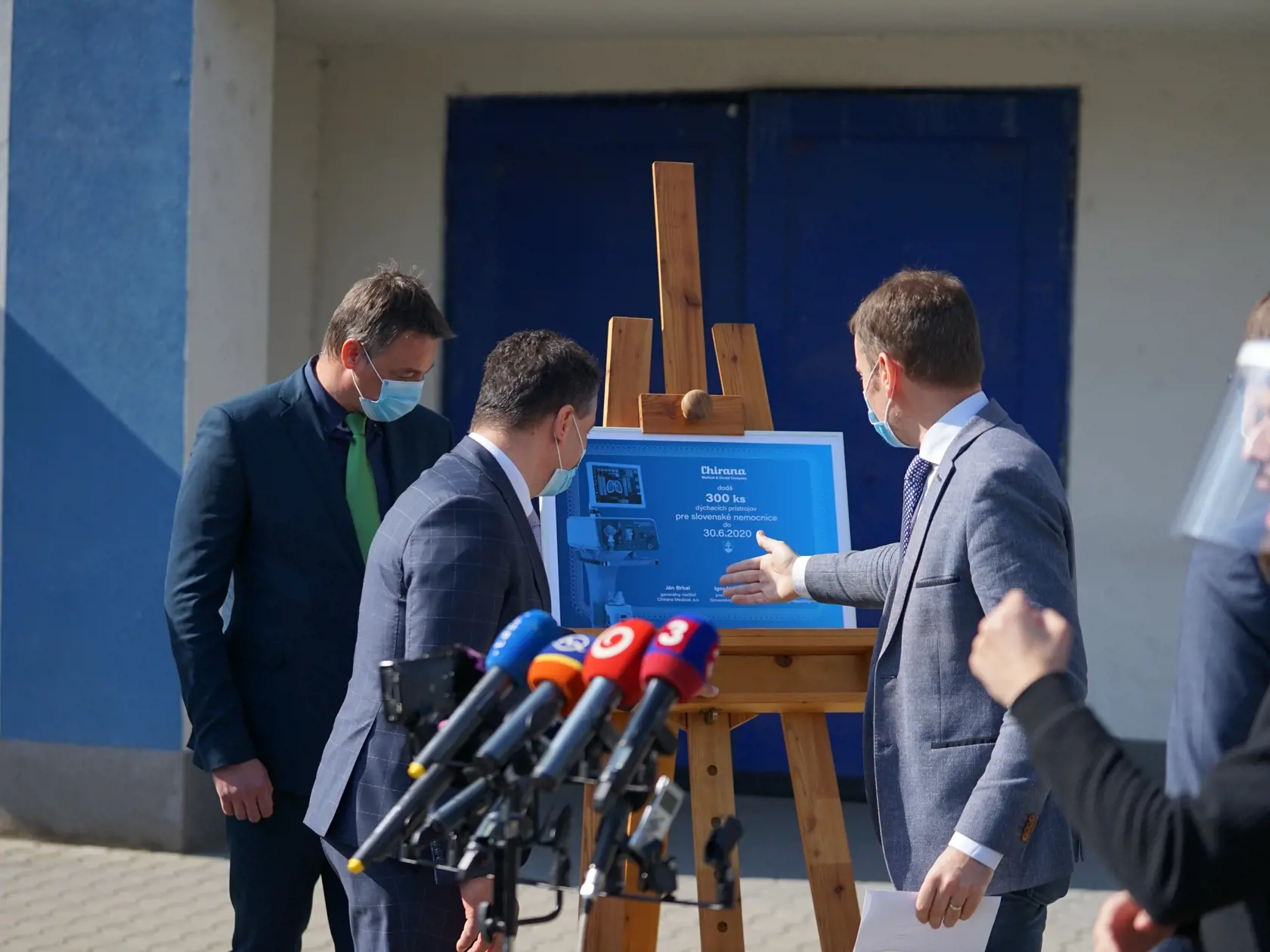 Premiér Igor Matovič navštívil výrobnú spoločnosť v Starej Turej, dôvodom je záujem štátu o dodanie 300 ks špičkových prístrojov , ktoré sú obrovskou nádejou pre nakazených koronavírusom.