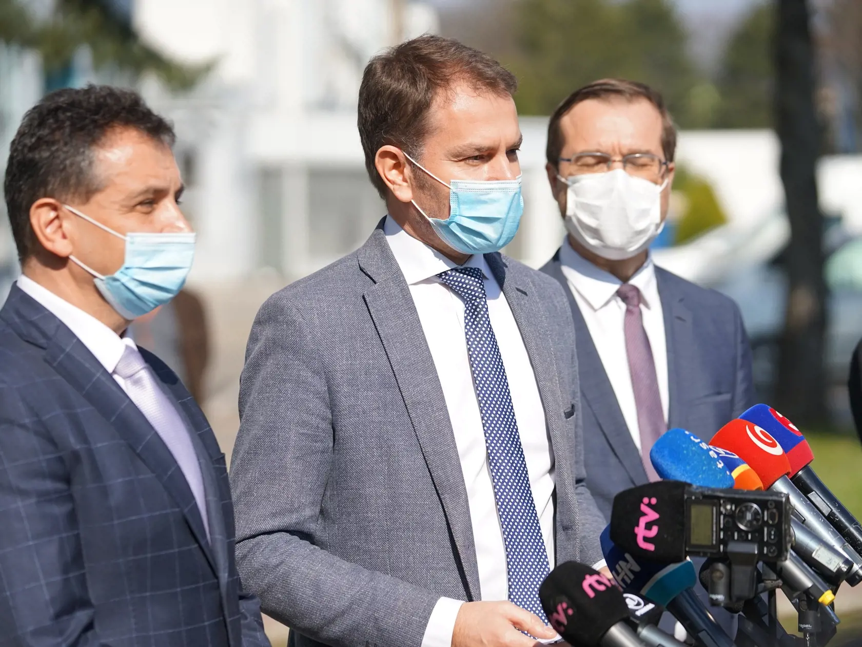 Premiér Igor Matovič navštívil výrobnú spoločnosť v Starej Turej, dôvodom je záujem štátu o dodanie 300 ks špičkových prístrojov , ktoré sú obrovskou nádejou pre nakazených koronavírusom.