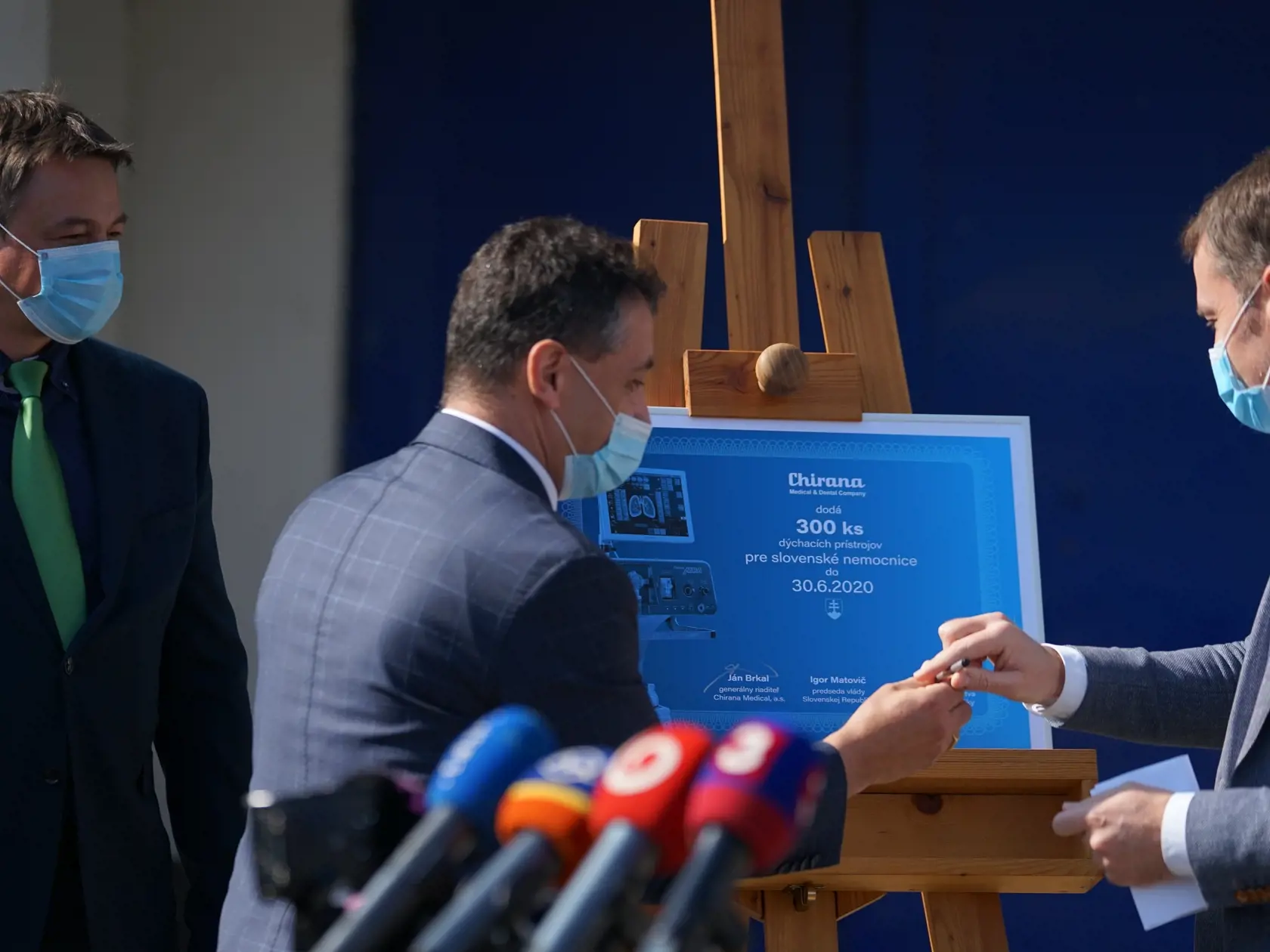 Premiér Igor Matovič navštívil výrobnú spoločnosť v Starej Turej, dôvodom je záujem štátu o dodanie 300 ks špičkových prístrojov, ktoré sú obrovskou nádejou pre nakazených koronavírusom.