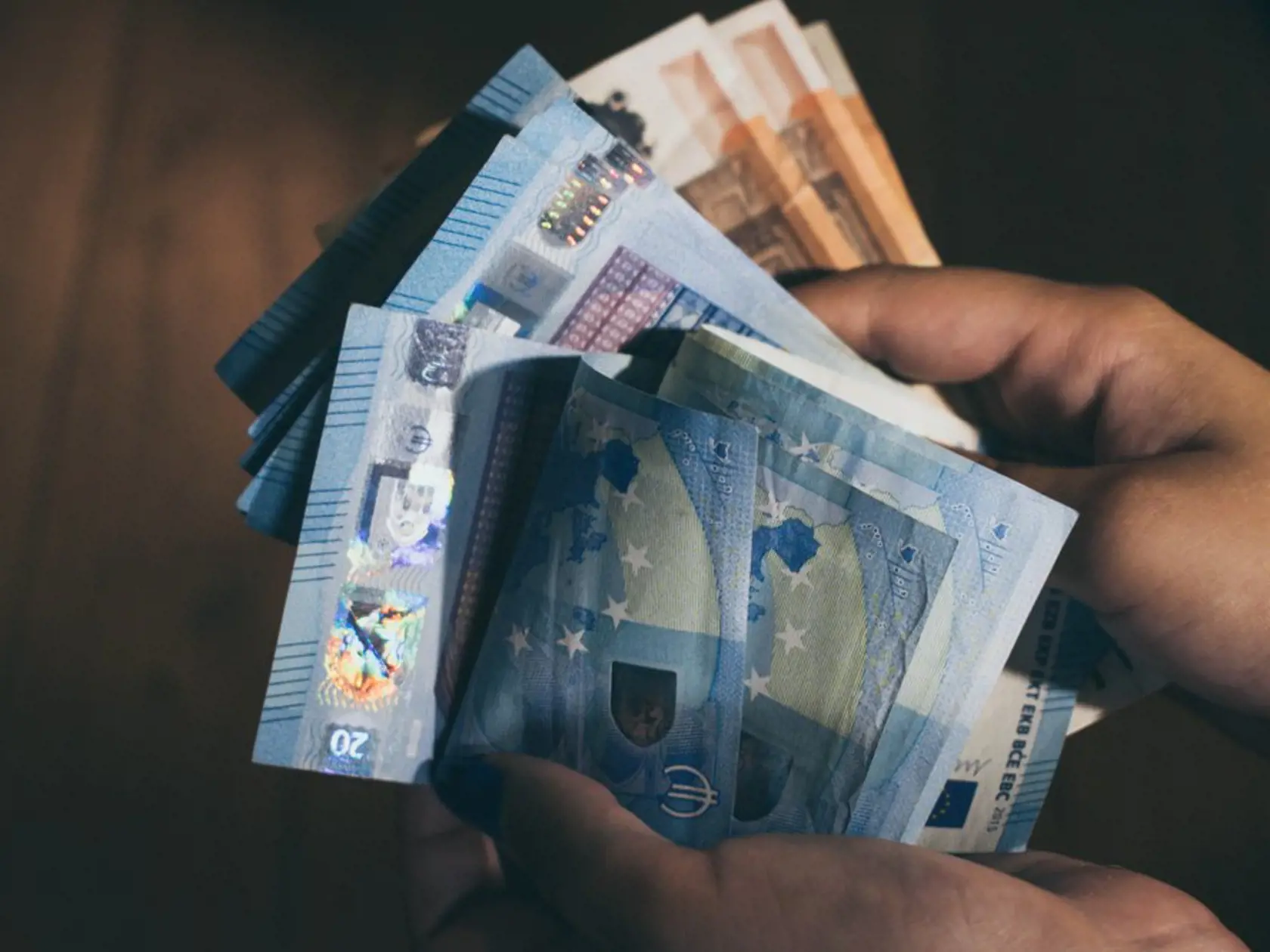 Dávka v nezamestnanosti dosahuje v priemere cez 570 eur, medziročne stúpla o desiatky eur.