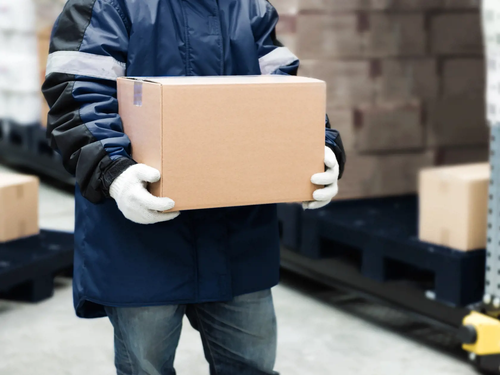 Worker,Carrying,A,Goods,Box,In,A,Large,Frozen,Warehouse.export-import