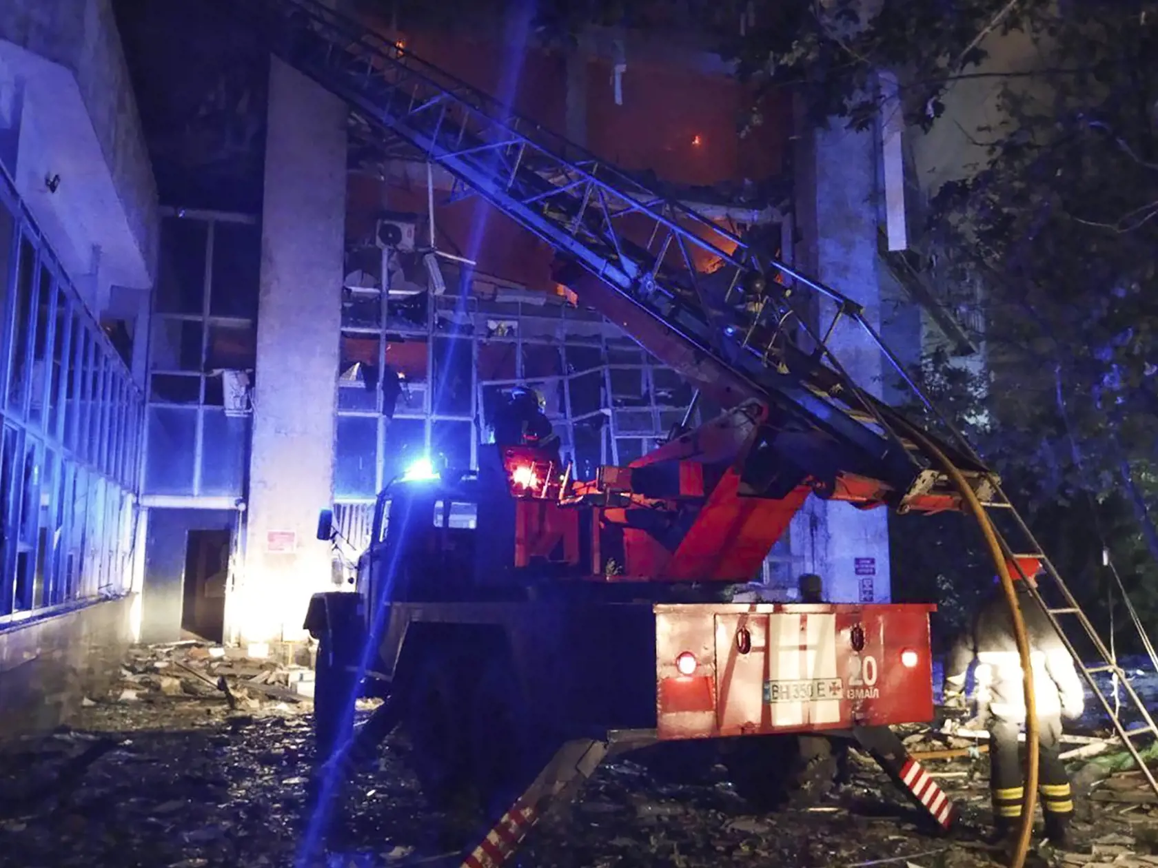 Záchranári pracujú na mieste útoku dronu v Odeskej oblasti na Ukrajine v stredu 2. augusta 2023.
