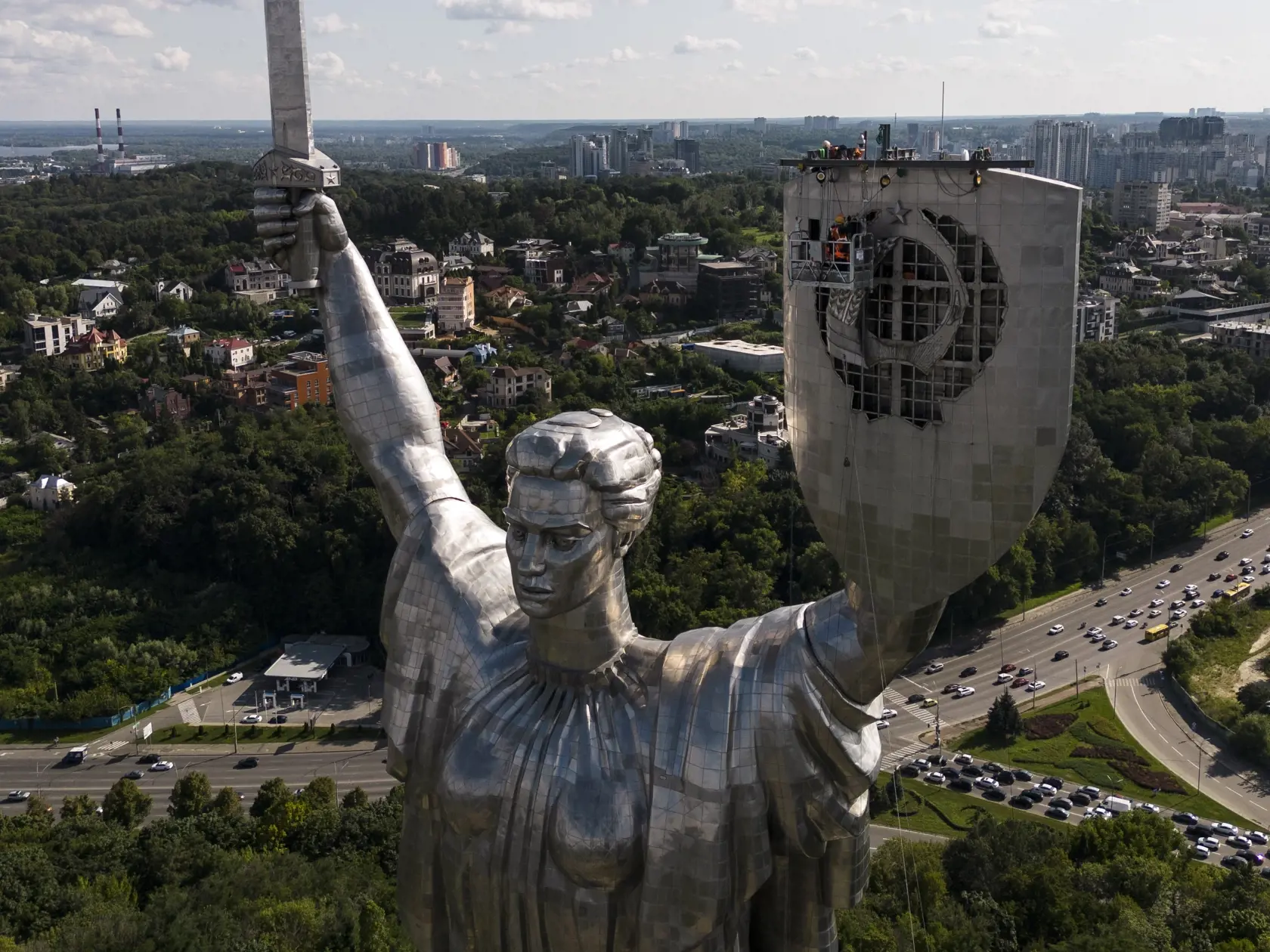 Robotníci odstránili štátny znak bývalého Sovietskeho zväzu z obrovskej sochy Matka Vlasť v ukrajinskom hlavnom meste Kyjev  v utorok 1. augusta 2023.