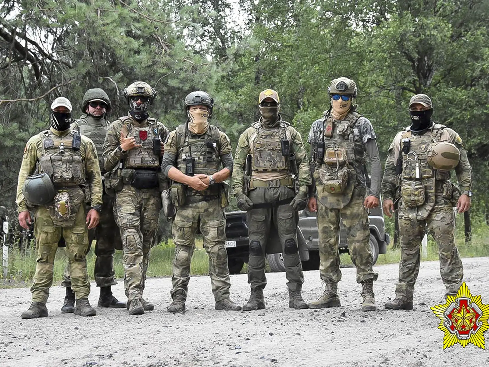 „Wagnerovci údajne mali pripravený plán, ako postupovať v prípade smrti Utkina a Prigožina, tak uvidíme, čo by to malo byť za plán,“ uzatvára. // Na snímke bieloruského ministerstva obrany zo štvrtka 20. júla 2023 príslušníci bieloruských špeciálnych jednotiek a inštruktori z ruskej Vagnerovej skupiny