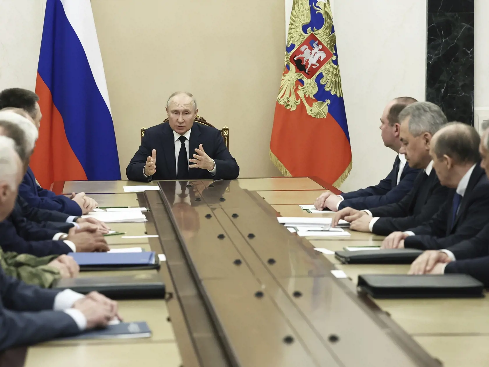 Podľa Macka treba za oficiálnymi správami ruských úradov vidieť predovšetkým Putinov zámer konsolidovať moc a snahu odstrániť politických oponentov.