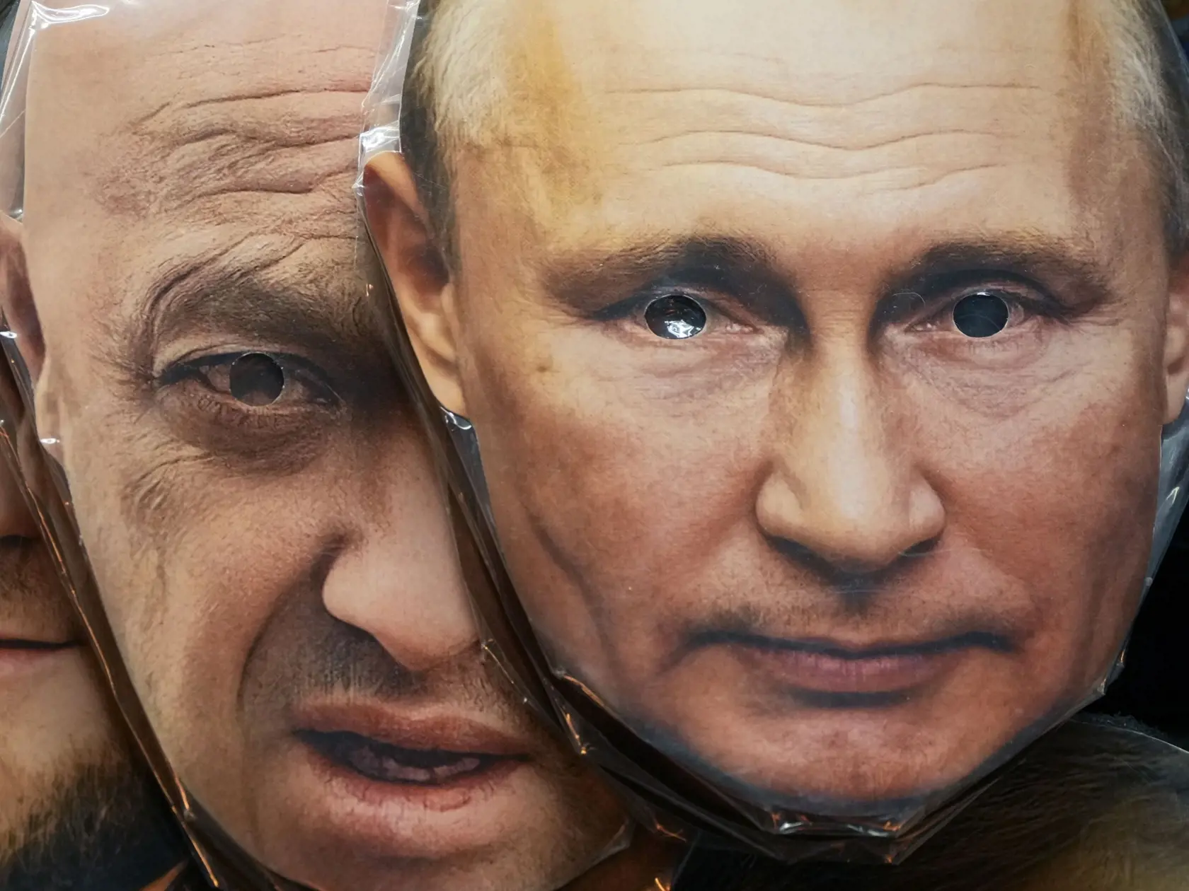 Na archívnej snímke zo 4. júna 2023 masky s podobizňami ruského prezidenta Vladimira Putina (vpravo) a zakladateľ ruskej žoldnierskej Vagnerovej skupiny Jevgenij Prigožin