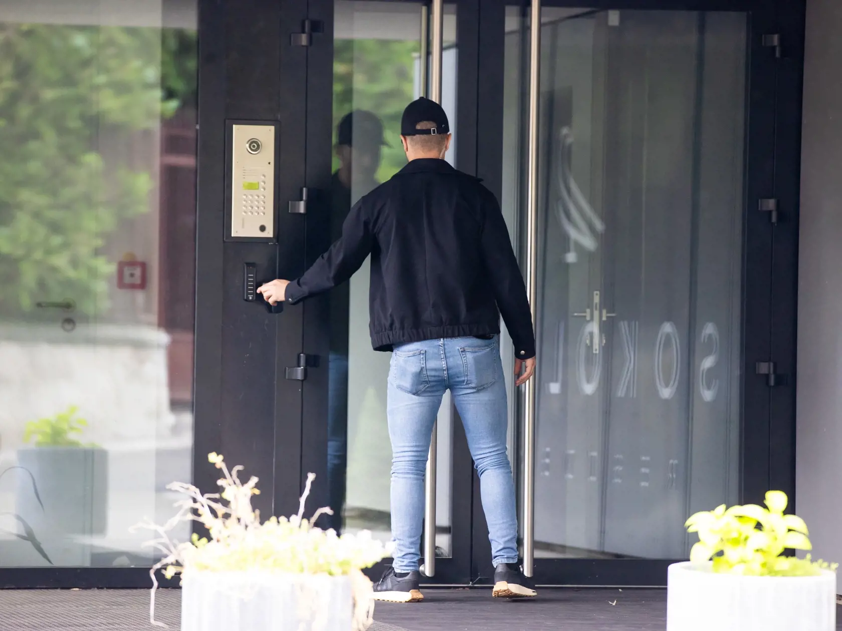 Policajný doprovod pred Sokolská residence kde býva premiér Robert Fico. 