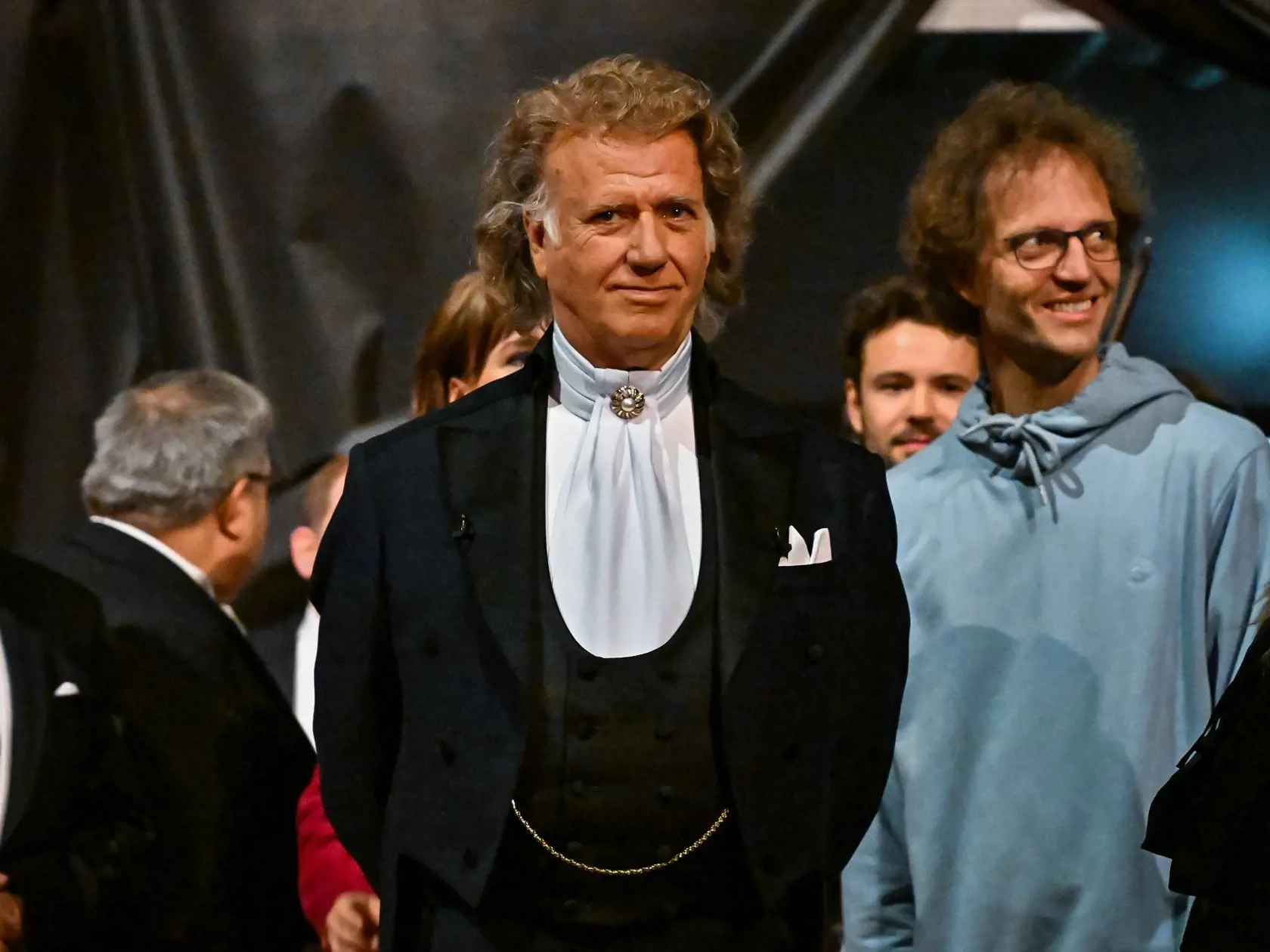 Na snímke svetoznámy holandský huslista a dirigent André Rieu, po boku mu stojí jeho syn.