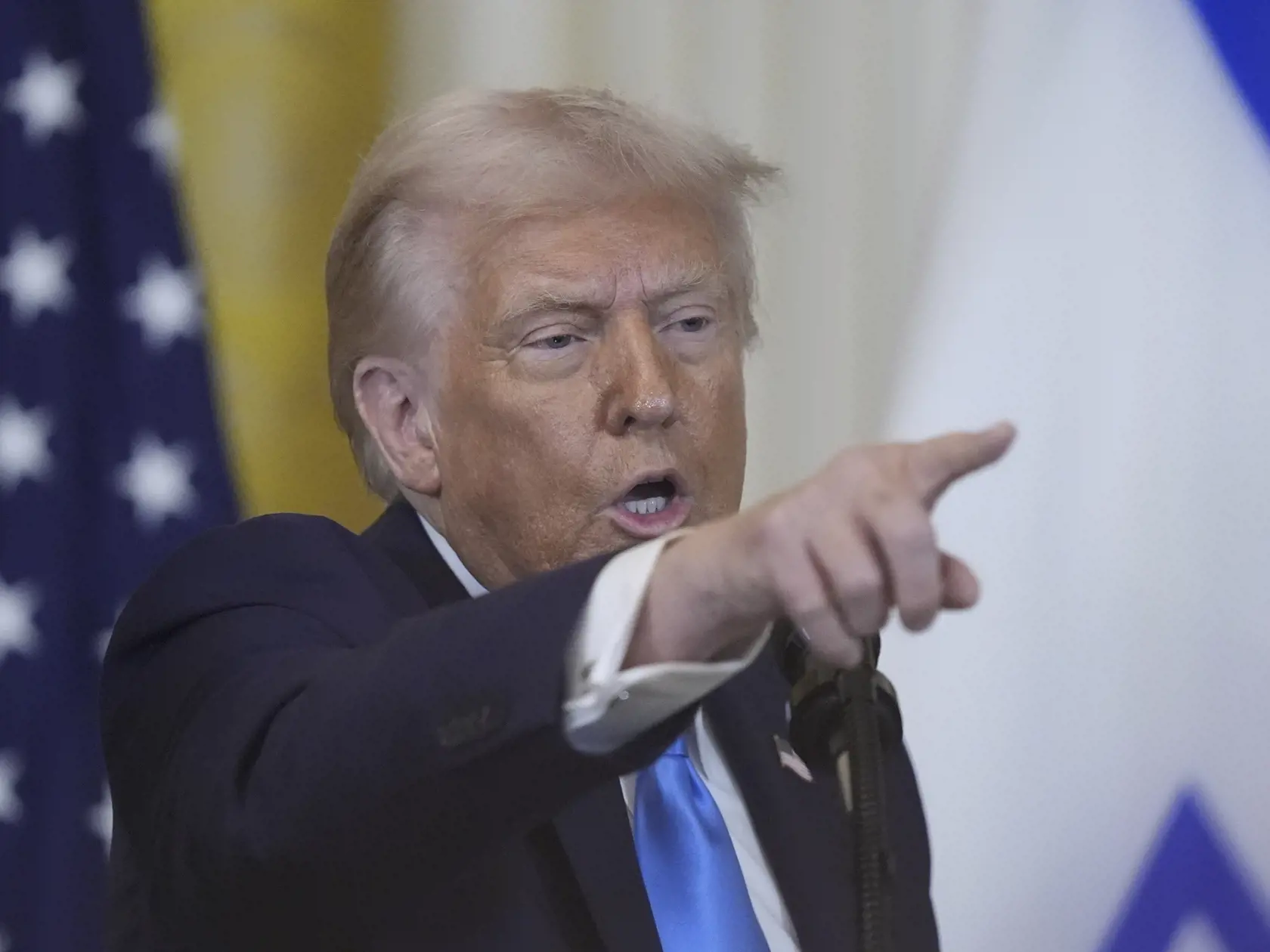WA 9 Washington - Americký prezident Donald Trump gestikuluje počas spoločnej tlačovej konferencie s izraelským premiérom Benjaminom Netanjahuom (nie je na snímke) v Bielom dome vo Washingtone v utorok 4. februára 2025. FOTO TASR/AP
 

President Donald Trump and Israeli Prime Minister Benjamin Netanyahu take questions during a news conference in the East Room of the White House, Tuesday, Feb. 4, 2025, in Washington. (AP Photo/Alex Brandon)