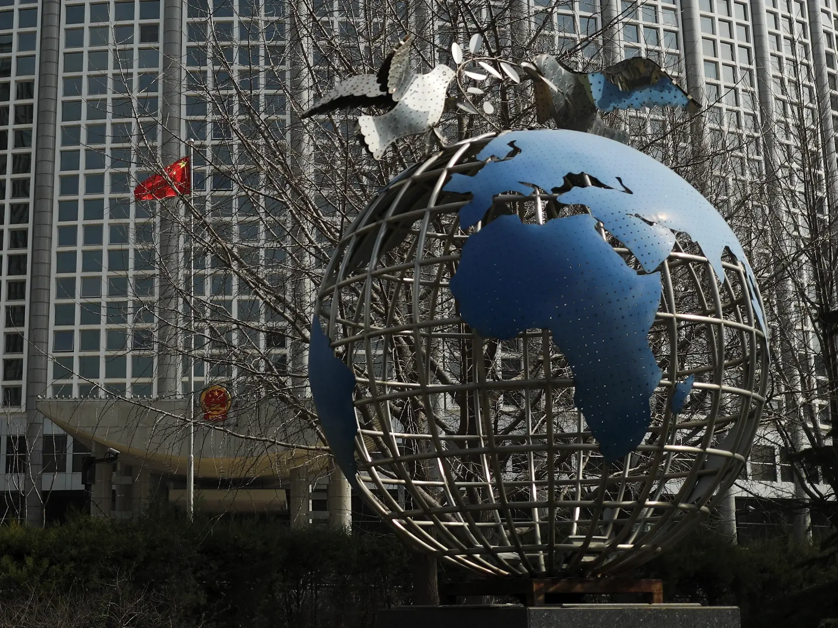 KK10 Peking - Na snímke socha v tvare zemegule pred budovou ministerstva zahraničných vecí v Pekingu 18. marca 2020. Čína v stredu nariadila americkým novinárom denníkov New York Times, Washington Post a Wall Street Journal opustiť krajinu. Čínske ministerstvo zahraničných vecí vo svojom vyhlásení uviedlo, že toto opatrenie je odvetou za rozhodnutie Washingtonu obmedziť počet čínskych občanov pracujúcich pre čínske médiá v Spojených štátoch. FOTO TASR/AP
A globe sculpture sits on display outside