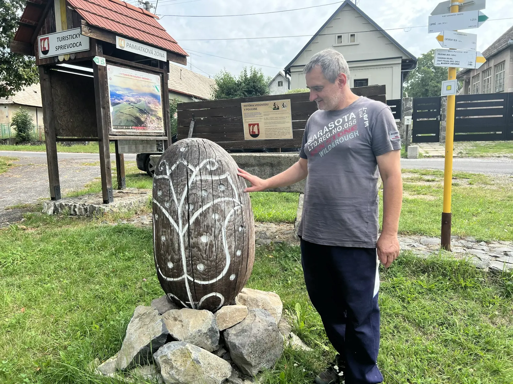 Najstaršia kraslica je z roku 1900. My sme túto techniku obnovili a robíme aj súťaž zdobenia polichnianskych kraslíc. Snažíme sa všetko, čo je typické pre tento kraj, dostať do povedomia širšej verejnosti,” ozrejmuje.