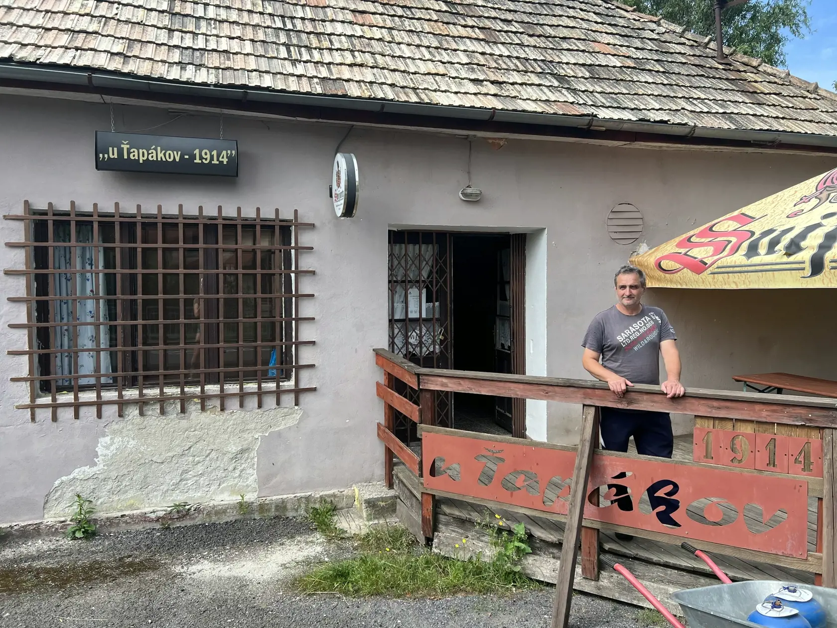 Oproti obecnému úradu nájdeme krčmu s názvom "u Ťapákovcov - 1914".