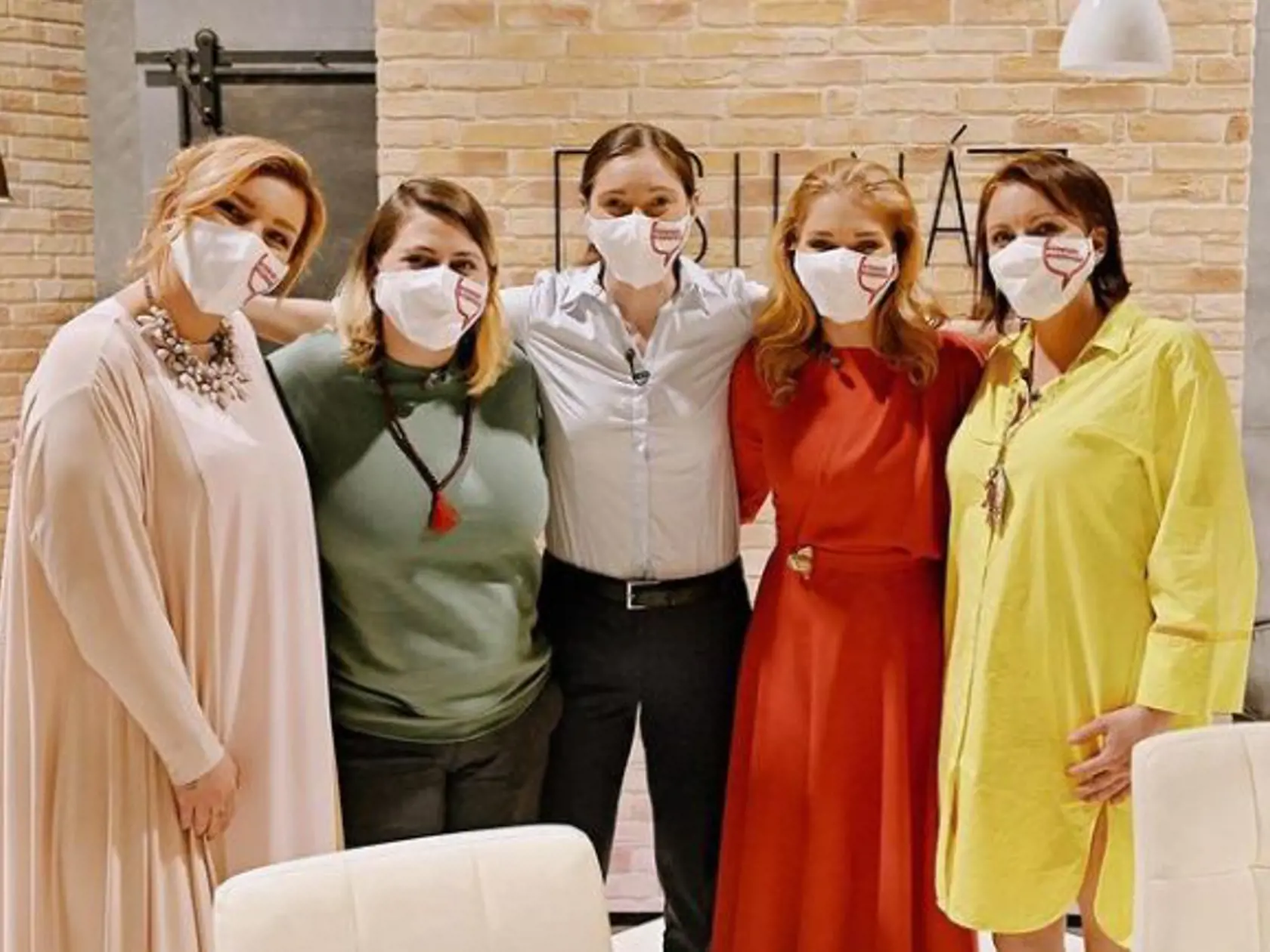 Veronika Cifrová Ostrihoňová (druhá sprava) so svojimi hostkami počas prvej časti relácie Silná zostava.