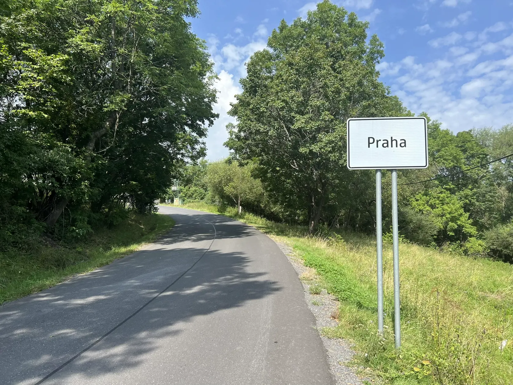 Stojí len pár kilometrov od ešte menšej obce Praha.