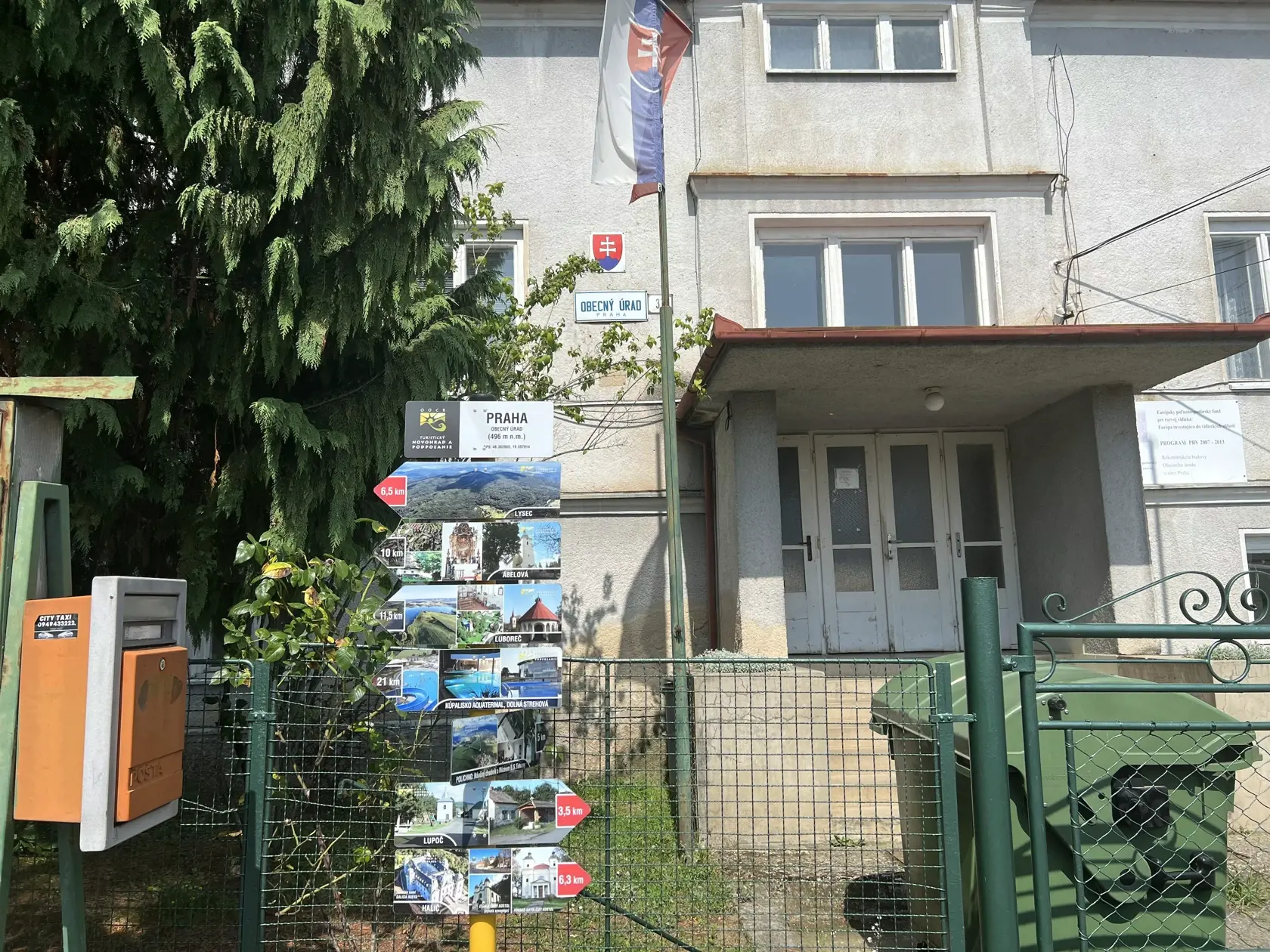 Stojí len pár kilometrov od ešte menšej obce Praha.