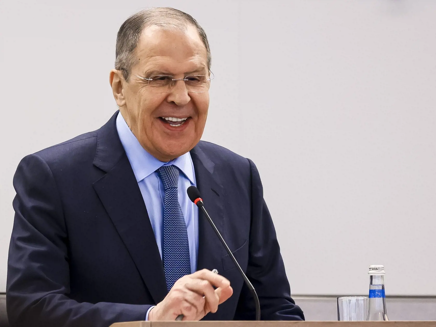 PK 4 Baku - Ruský minister zahraničných vecí Sergej Lavrov sa usmieva počas spoločnej tlačovej konferencie s jeho azerbajdžanským rezortným partnerom Jejhunom Bajramovom po ich stretnutí v metropole Azerbajdžanu Baku 24. júna 2022. FOTO TASR/AP

In this handout photo released by Russian Foreign Ministry Press Service, Russian Foreign Minister Sergey Lavrov smiles as he speaks during a joint news conference with Azerbaijan's Foreign Minister Jeyhun Bayramov following their talks in Baku, Azerbaij