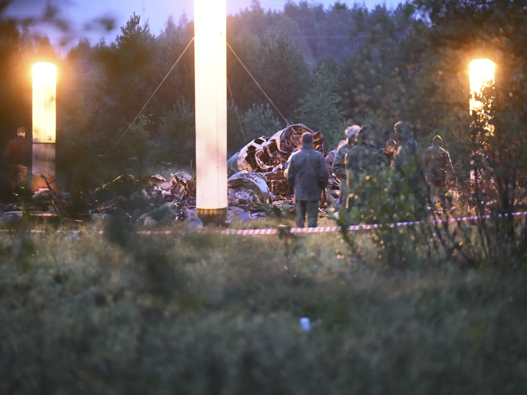 KK46 Kuženkino - Lampy osvetlujú miesto pádu súkromného lietadla v Tverskej oblasti blízko obce Kuženkino vo štvrtok 24. augusta 2023. Šéf ruskej žoldnierskej Vagnerovej skupiny Jevgenij Prigožin sa podľa ruských úradov nachádzal na palube lietadla Embraer-135, ktoré sa v stredu zrútilo v Tverskej oblasti blízko Moskvy. Haváriu nikto neprežil. Prigožinova smrť však doposiaľ nebola oficiálne potvrdená. Na palube bolo desať ľudí vrátane troch členov posádky. FOTO TASR/AP
Lamps Illuminate parts of 
