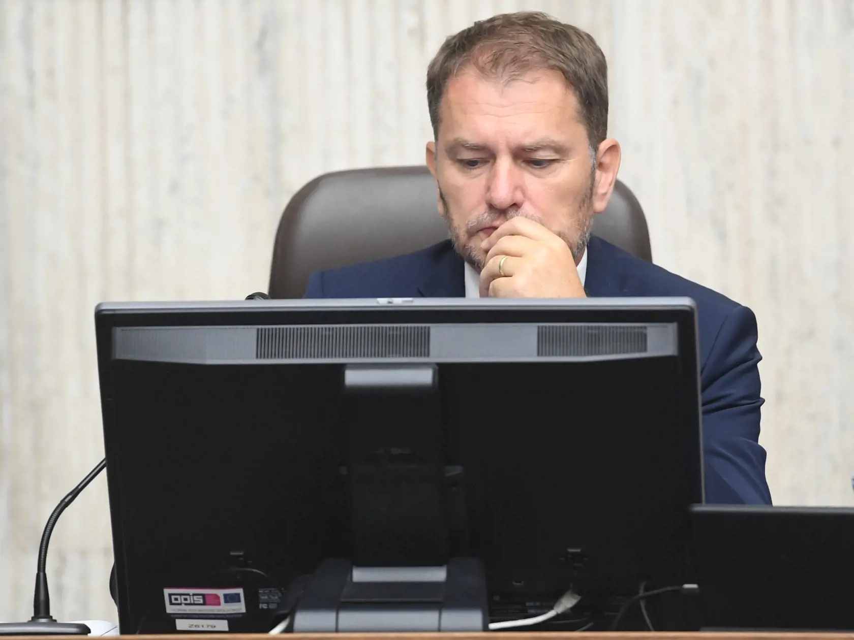 „Keď si Igor Matovič vybral dovolenku práve v čase vrcholiacej koaličnej aj hospodárskej krízy, je to najmenej vhodný čas. On tam jednoducho mal byť a je to prejav krajnej nezodpovednosti a neprofesionality,“ dodal politológ Tomáš Koziak. Podľa jeho slov to vyzerá, akoby Matovič nemal záujem o riešenie týchto problémov. Podotkol, že mohol poslať aspoň štátneho tajomníka.