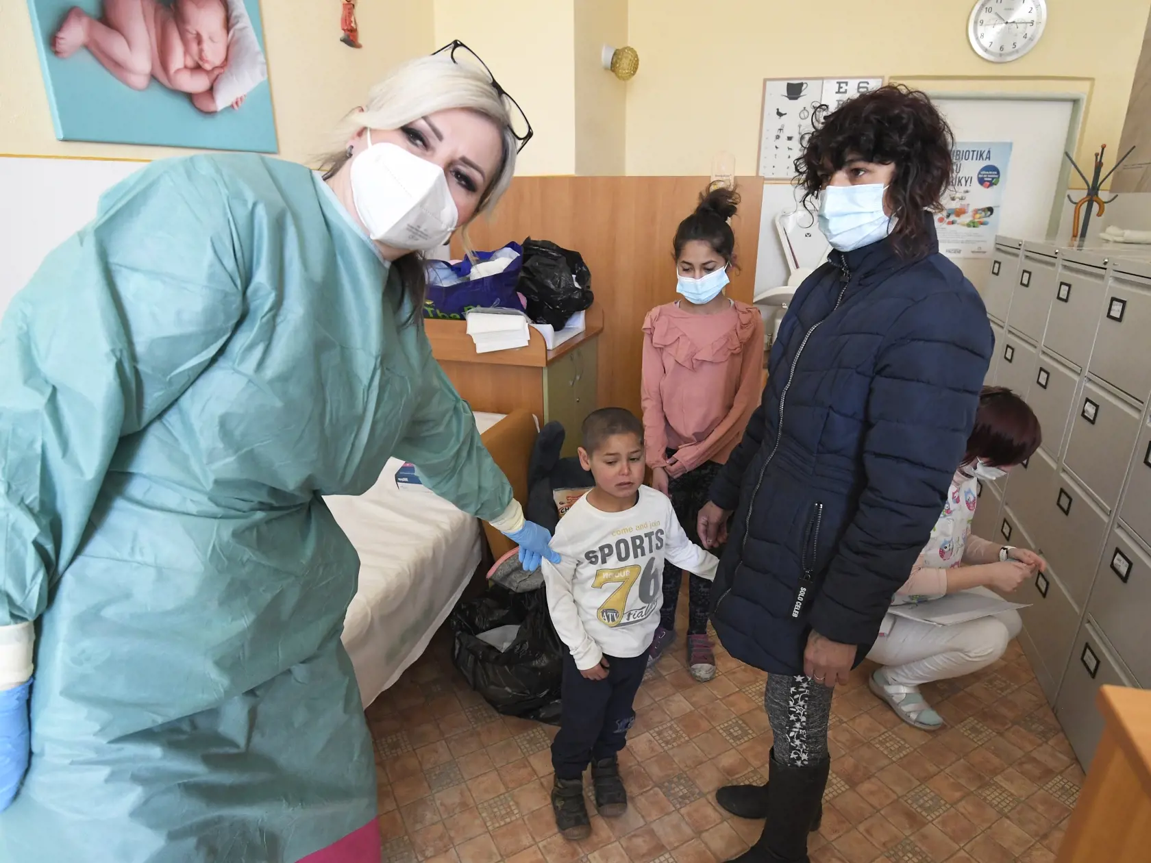 Na snímke Rómovia počas očkovania proti žltačke typu A v poliklinike v Moldave nad Bodvou v okrese Košice okolie 5. apríla 2023. Deti očkujú, aby sa zabránilo nekontrolovateľnému rozširovaniu infekčnej nákazy. V súčasnosti v Moldave nad Bodvou evidujú okolo 140 prípadov žltačky, preto začali v týchto dňoch očkovat všetky rómske deti z osady. Očkovanie je dobrovoľné a preto je zatiaľ malé percento zaočkovaných, doteraz približne iba 10 až 15 percent. FOTO TASR - František Iván