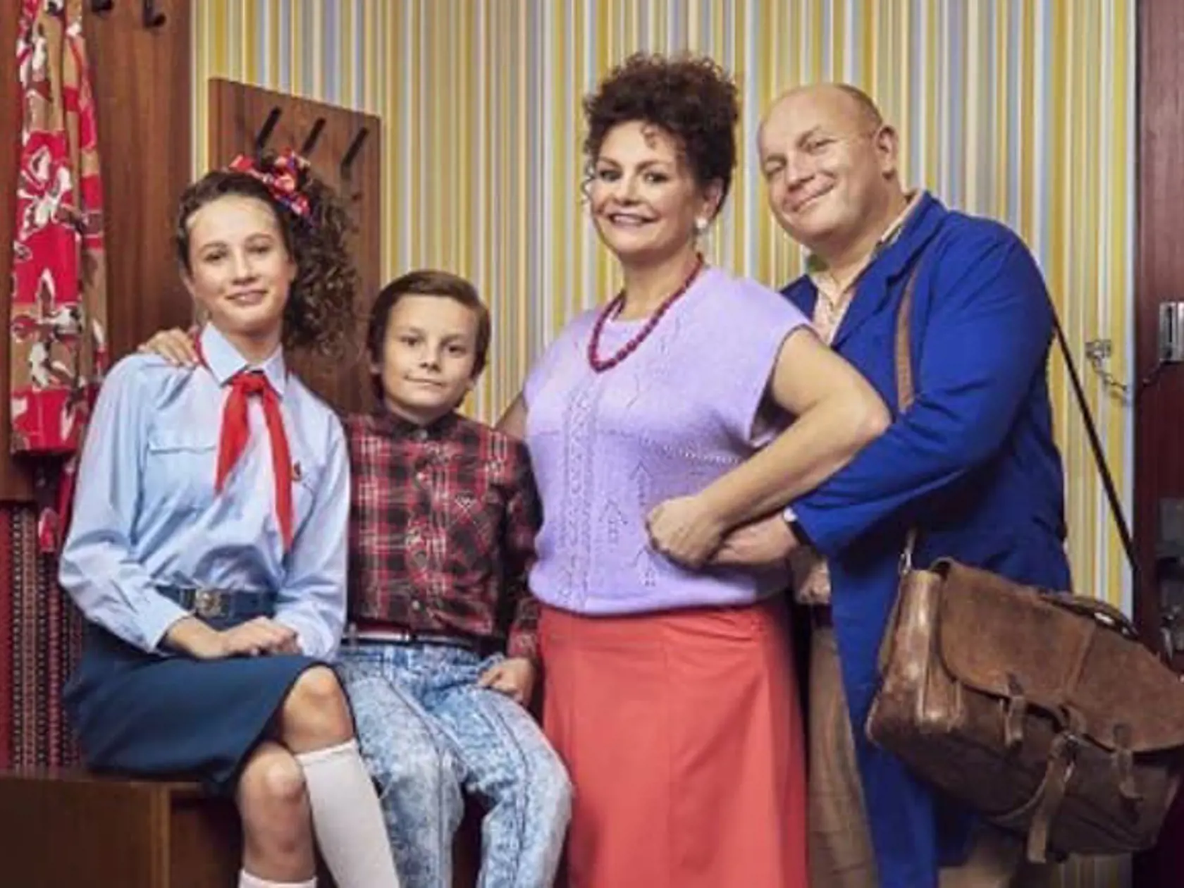 Gregor Hološka so svojou seriálovou rodinkou v retro seriáli Sľub. 