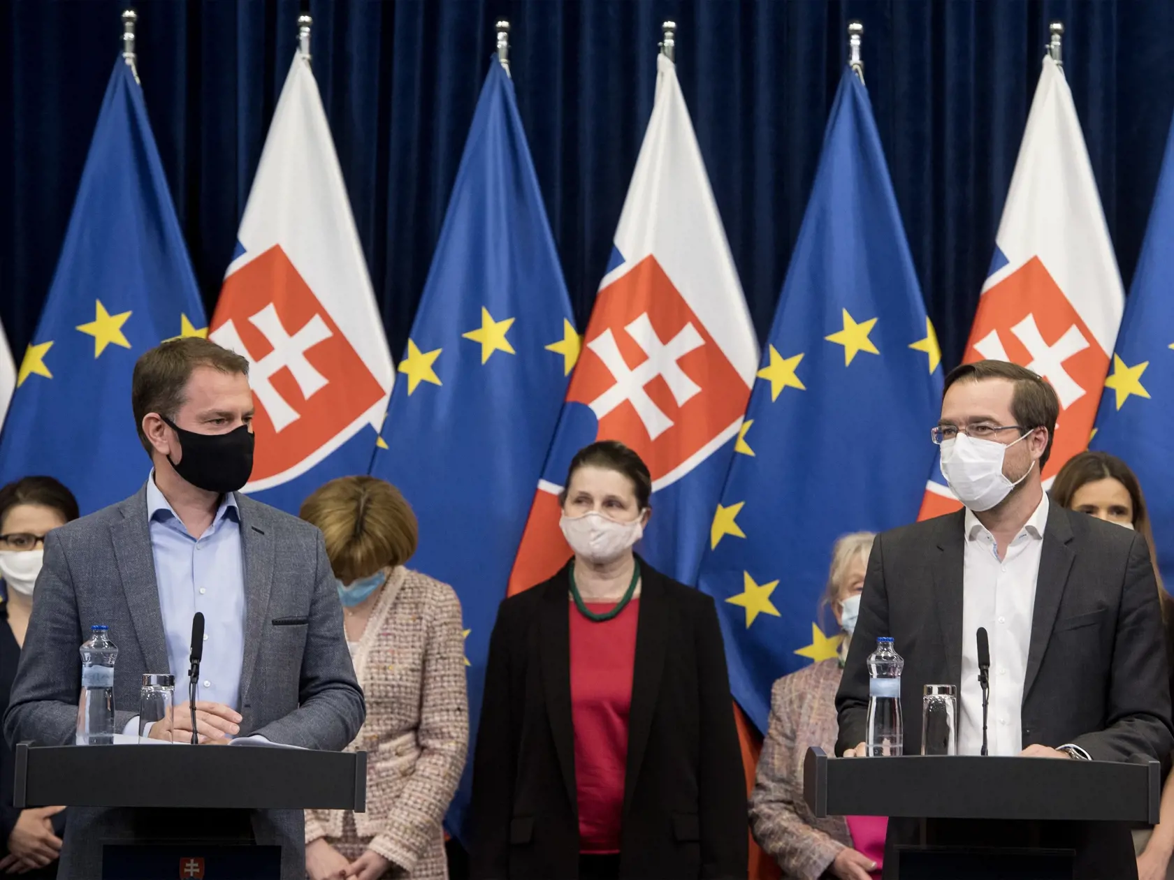 Igor Matovič na tlačovej konferencii uviedol, že na zasadnutí vlády navrhne prijatie uznesenia obmedziť voľný pohyb osôb, a to od 8. apríla do 13. apríla. Urobil tak po zasadnutí konzília, ktorému "šéfovala" Andrea Kalavská. Tej bezdotyčne verí, o čom svedčí aj jeho uprený pohľad na exministerku.