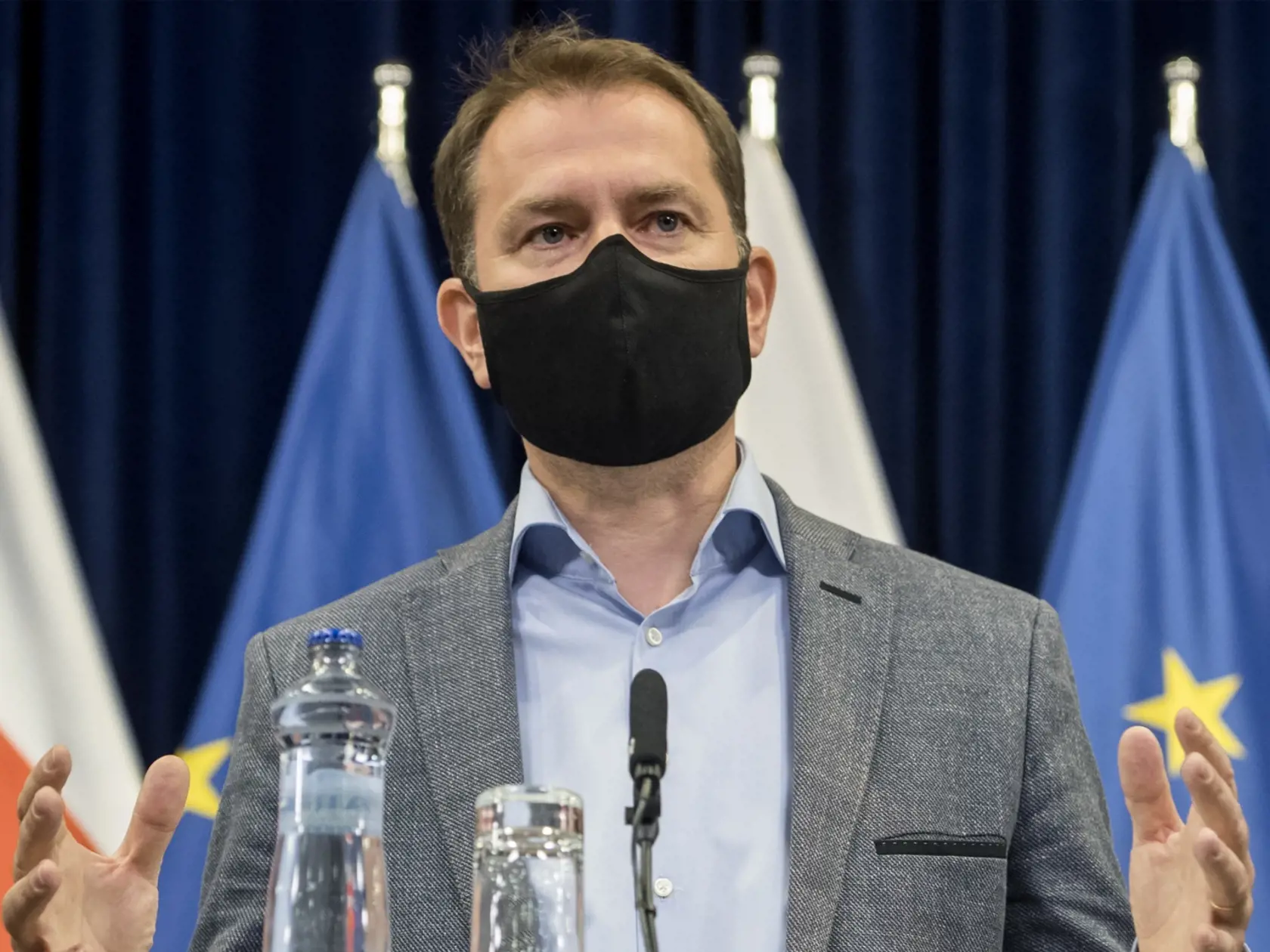 Igor Matovič na tlačovej konferencii uviedol, že na zasadnutí vlády navrhne prijatie uznesenia obmedziť voľný pohyb osôb, a to od 8. apríla do 13. apríla. Urobil tak po zasadnutí konzília, ktorému "šéfovala" Andrea Kalavská. Tej bezdotyčne verí, o čom svedčí aj jeho uprený pohľad na exministerku.
