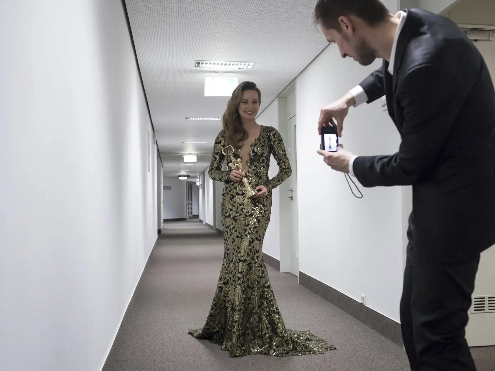 Zakulisie ankety Osobnost televiznej obrazovky. Za oponou vladol culy pracovny ruch. Na snimke je spevacka Kristina Pelakova, ktora ziskala OTA v kategorii spevacka.
