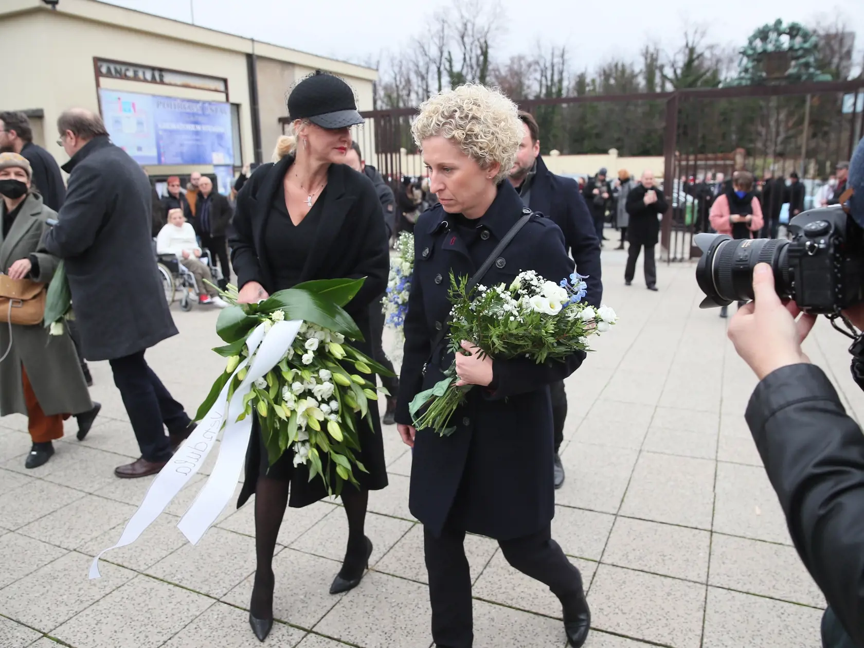 Speváčka Martha prišla na pohreb s vdovou po zosnulom hudobnom skladateľovi Karlovi Svobodovi Vendulou Pizingerovou.
