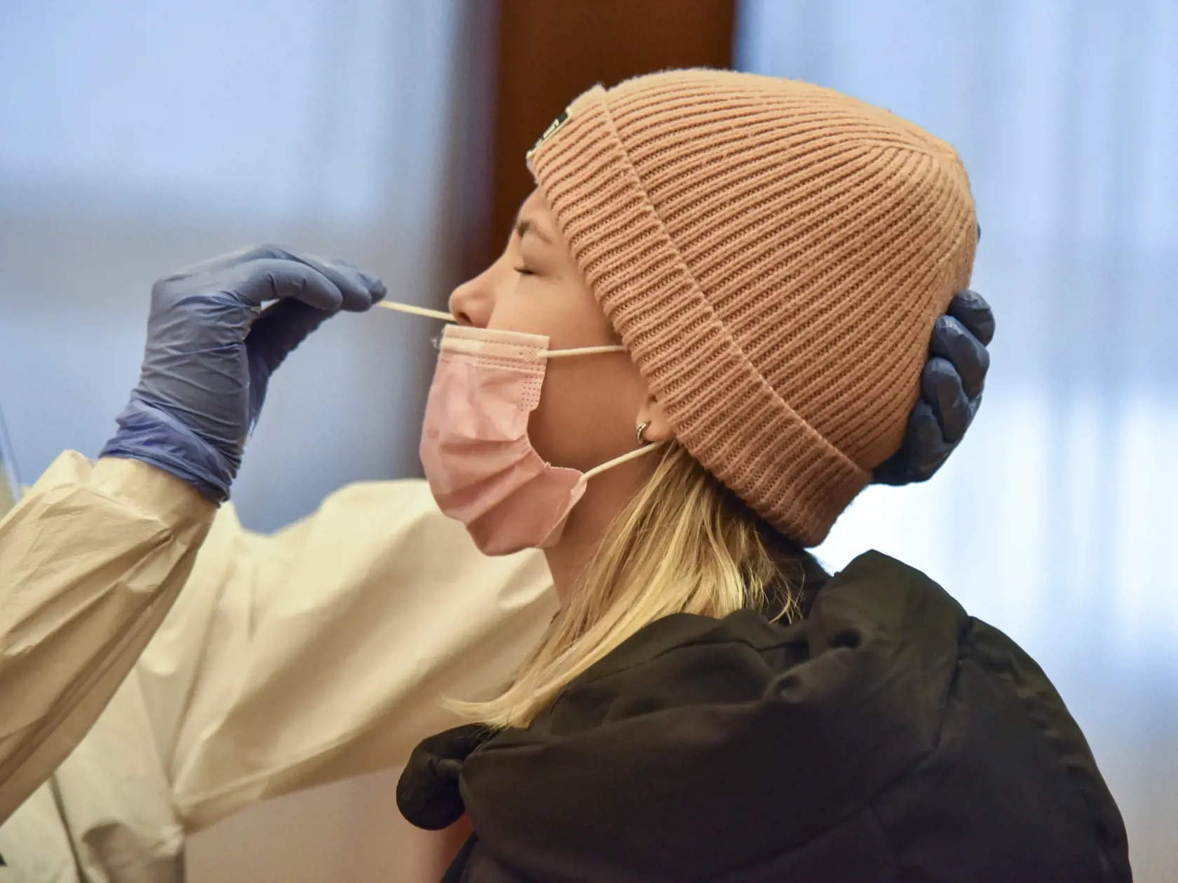 Neočkovaní zamestnanci budú v práci potrebovať 2-krát do týždňa test o neinfekčnosti.