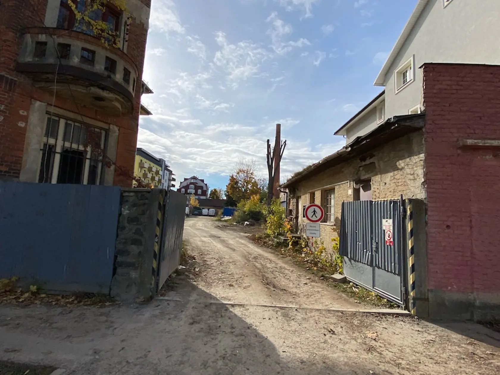 Starý dom na tomto pozemku chcú zbúrať a vybudovať tam 7-podlažnú bytovku. Iba 80 cm od plota Ľuboša Paulíka.