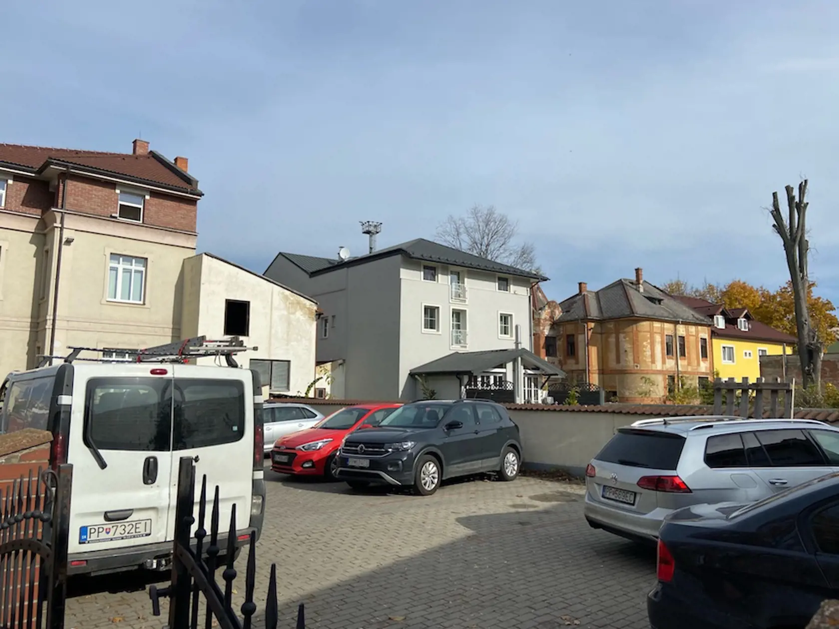 V strede je dom Ľuboša Paulíka. Z oboch strán ho chcú obstavať bytovkami. Ocitne sa tak v zovretí dvoch vysokých stavieb, z ktorých výhľad bude na jeho záhradu.
