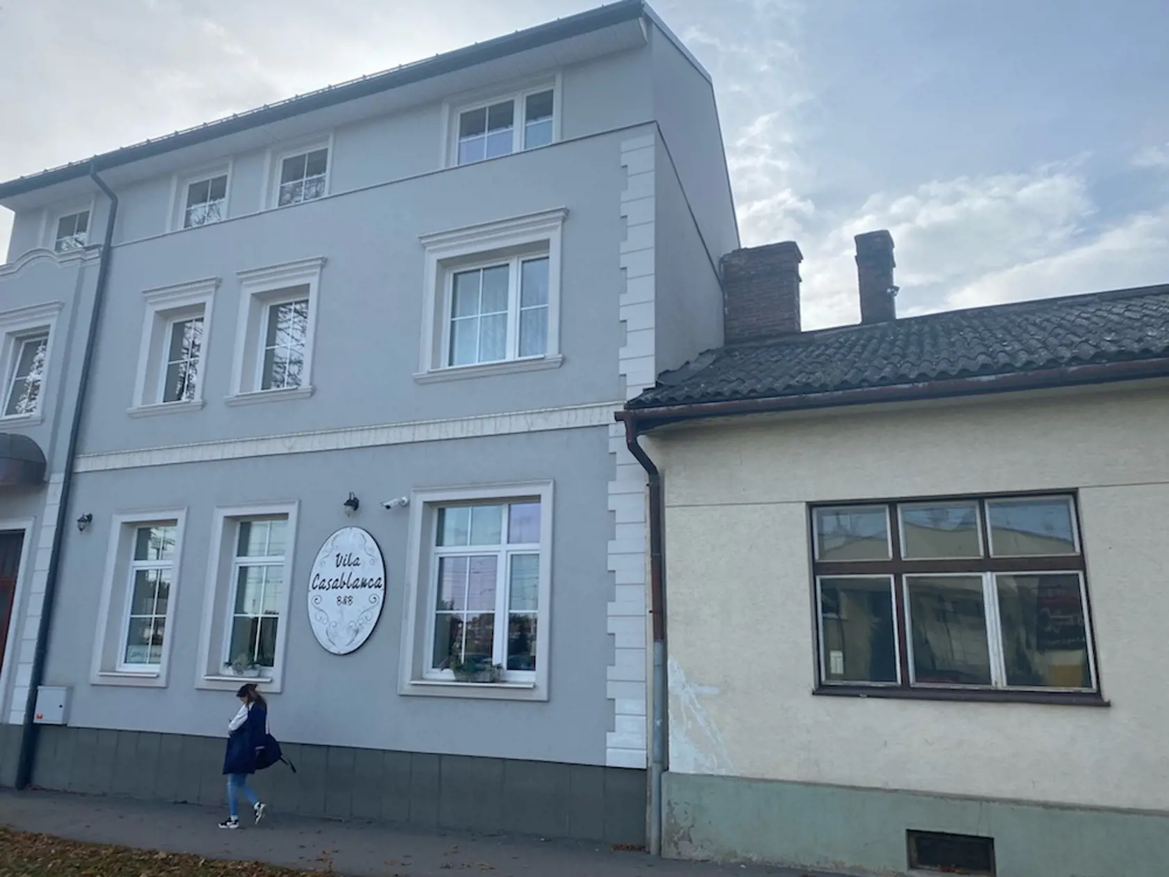 Rodinný dom si Popradčan Ľuboš Paulik kúpil na Wolkerovej ulici pri železničnej stanici. Teraz mu ho chcú obostavať z oboch strán bytovkami, iba 80 cm od jeho plota. Jedna má mať päť poschodí, druhá až sedem a ťahať sa budú popri celej dĺžke jeho pozemku.