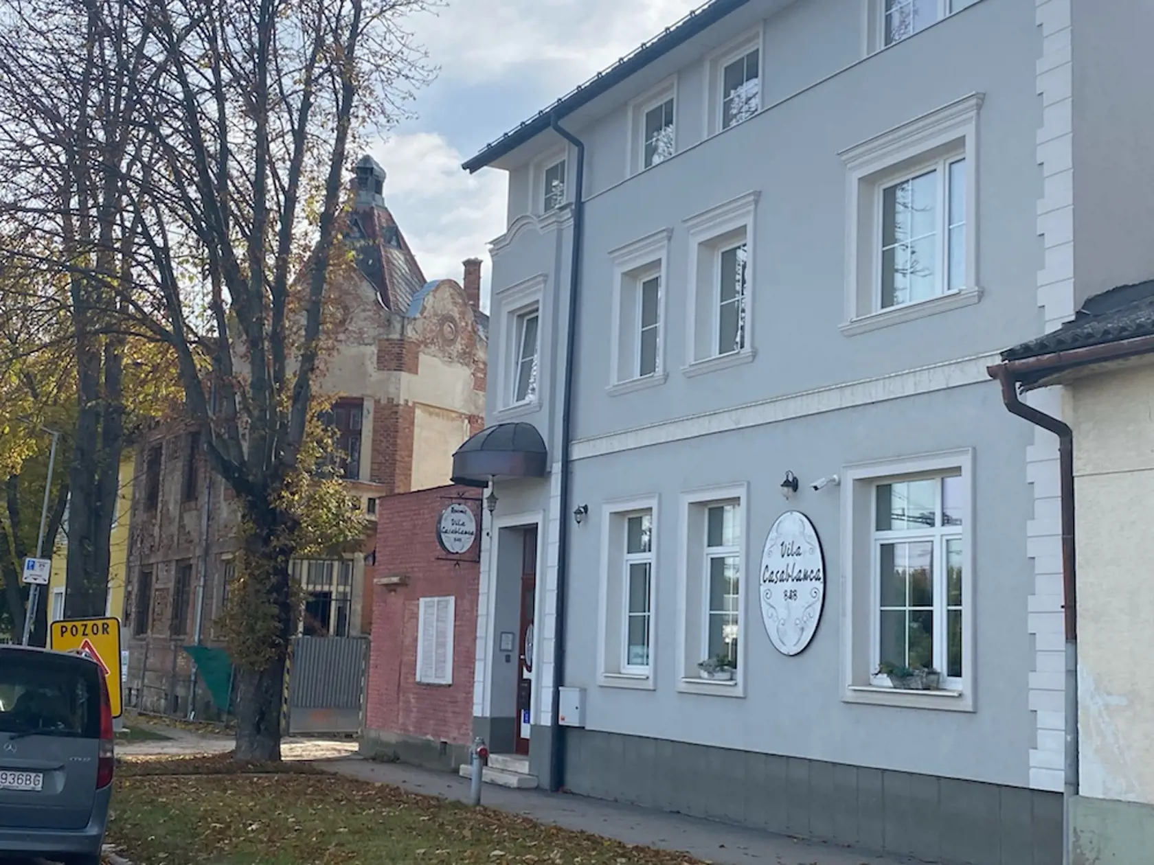 Dom Popradčana Ľuboša Paulika na Wolkerovej ulici pri železničnej stanici. Kúpil si ho, aby mal súkromie, teraz ho úplne stratí a ocitne sa uväznený medzi dvomi bytovkami.