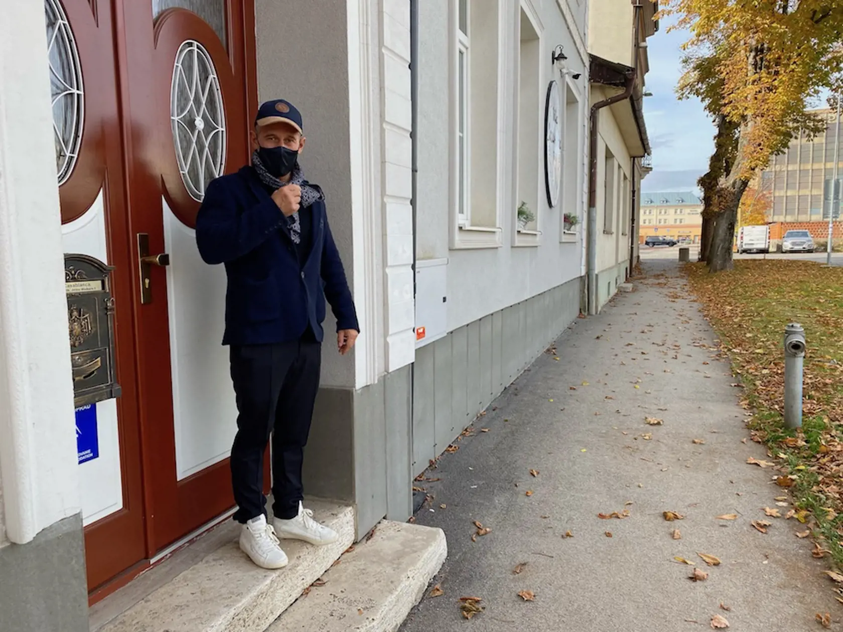 Rodinný dom Ľuboša Paulíka je na Wolkerovej ulici v Poprade, pri železničnej stanici Poprad - Tatry. Ako účastník územného rozhodnutia sa odvolal voči plánovanej výstavbe dvoch bytoviek z oboch strán jeho domu a tak povolenie popradského stavebného úradu preskúma nadriadený orgán - Okresný úrad v Prešove.