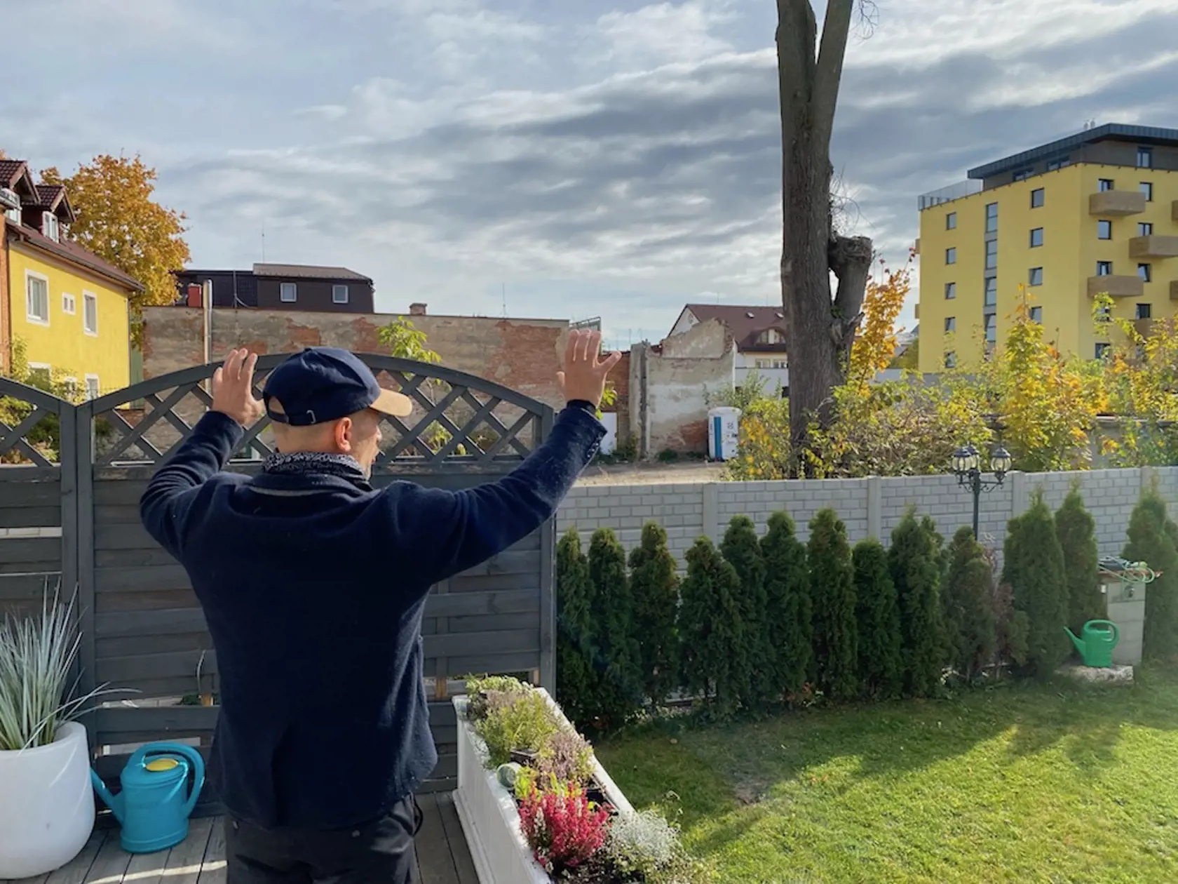 Terasa smerujúca do záhrady p. Paulíka. Stratí súkromie, okná a balkóny budú smerovať presne na túto stranu.
