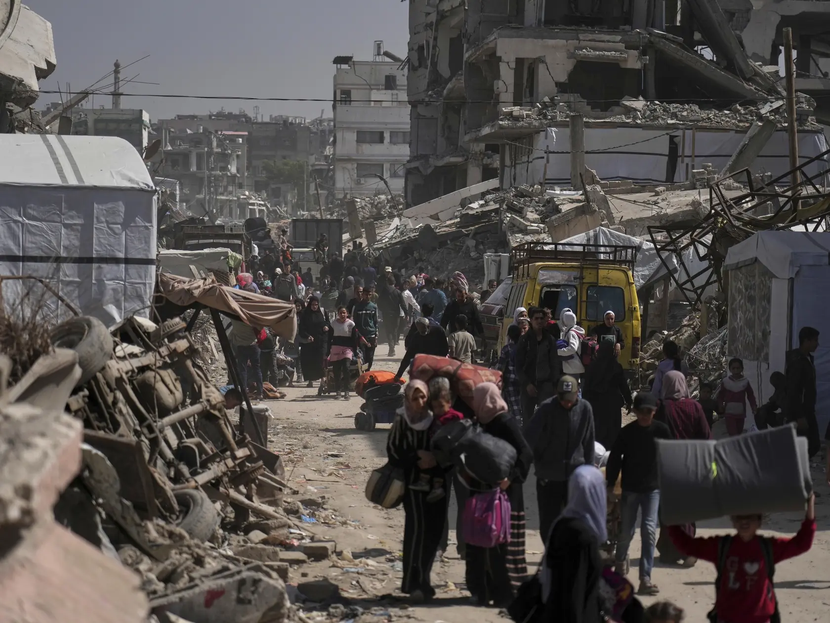 JB 20 Šijaijáh - Vysídlení Palestínčania utekajú z mesta Šijaijáh na predmestí Gazy 3. apríla 2025 po tom, ako izraelská armáda nariadila evakuáciu v tejto oblasti. Izraelská armáda v piatok oznámila, že začala novú pozemnú ofenzívu východne od mesta Gaza s cieľom rozšíriť „bezpečnostnú zónu“ na severe palestínskej enklávy. TASR o tom píše na základe správy agentúry AFP. FOTO TASR/AP

Displaced Palestinians flee from Shijaiyah, Gaza, on Thursday, April 3, 2025, after the Israeli military issued evacuation orders in the area. (AP Photo/Jehad Alshrafi)