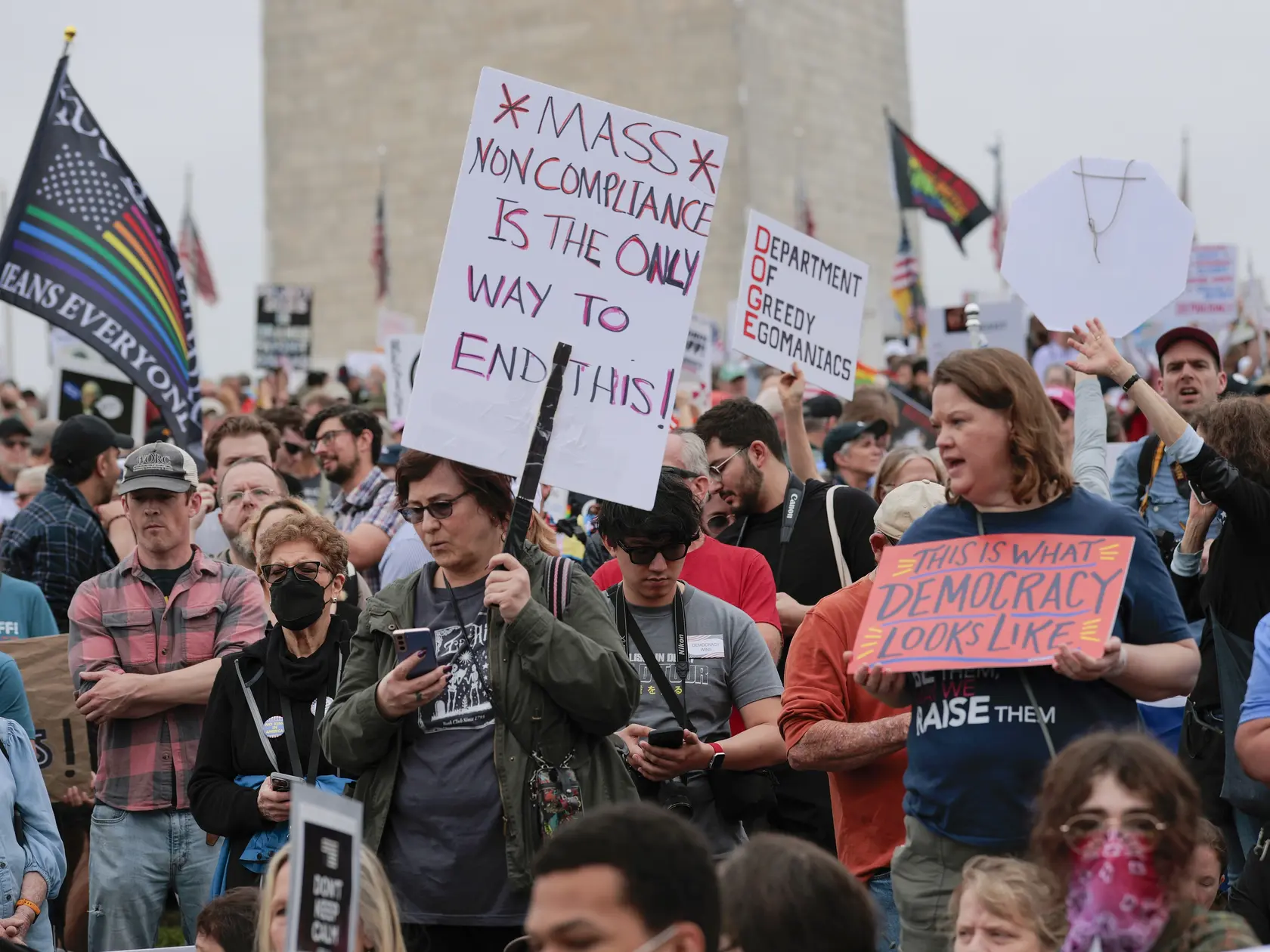  Protestujúci sa zúčastňujú na zhromaždení „Ruky preč“, ktoré je demonštráciou proti americkému prezidentovi Donaldovi Trumpovi na National Mall 5. apríla 2025 vo Washingtone. Protesty proti politike Trumpovej administratívy a Ministerstva pre efektívnosť vlády (DOGE) Elona Muska sa konajú po celej krajine v rámci akcie, ktorú organizátori nazývajú Národný deň akcie.