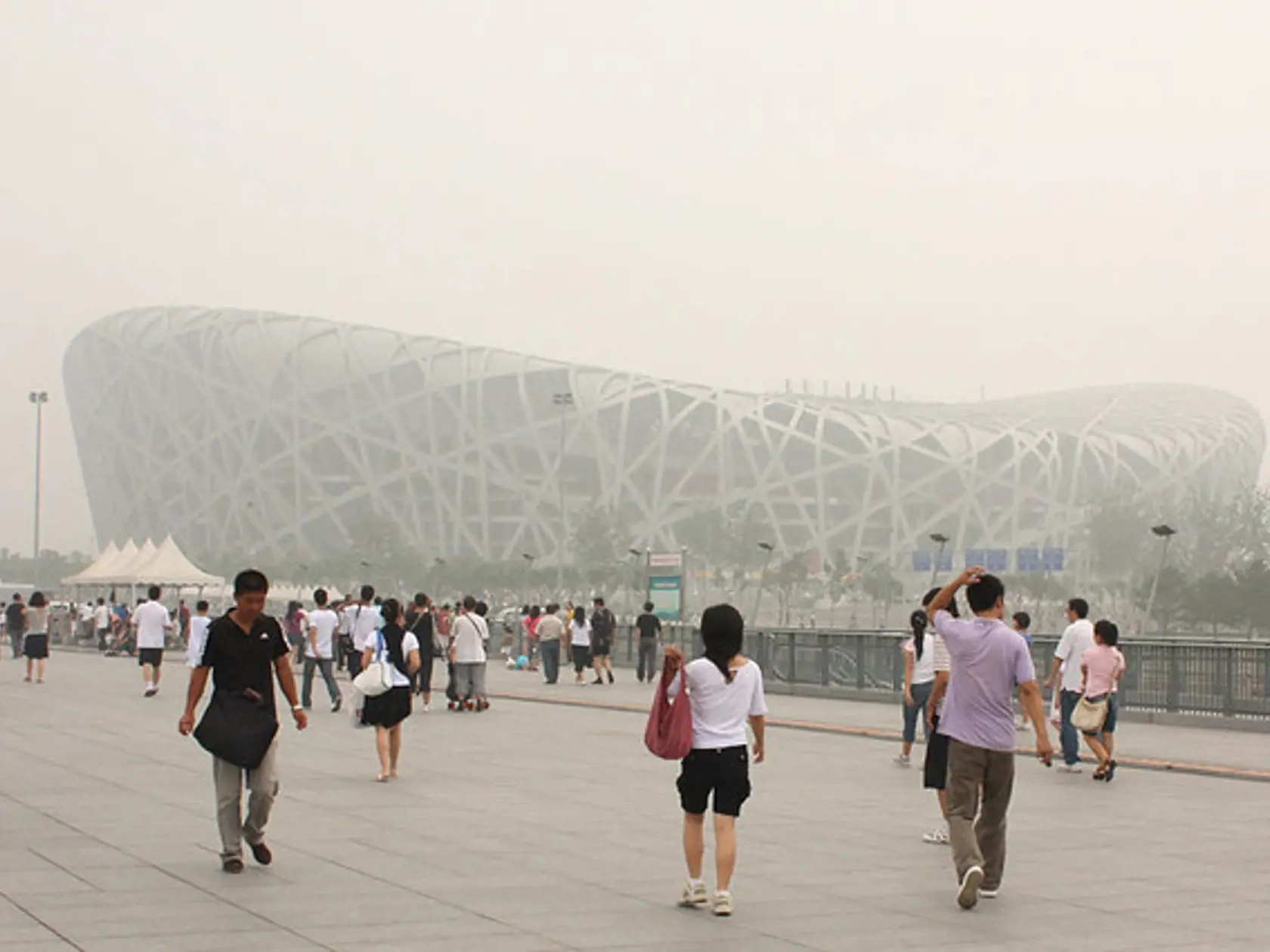 V Číne sa emisie oxidu uhličitého znížili až o 25 percent. Smog zmizol aj spred olympijského štadióna Vtáčie hniezdo v Pekingu.