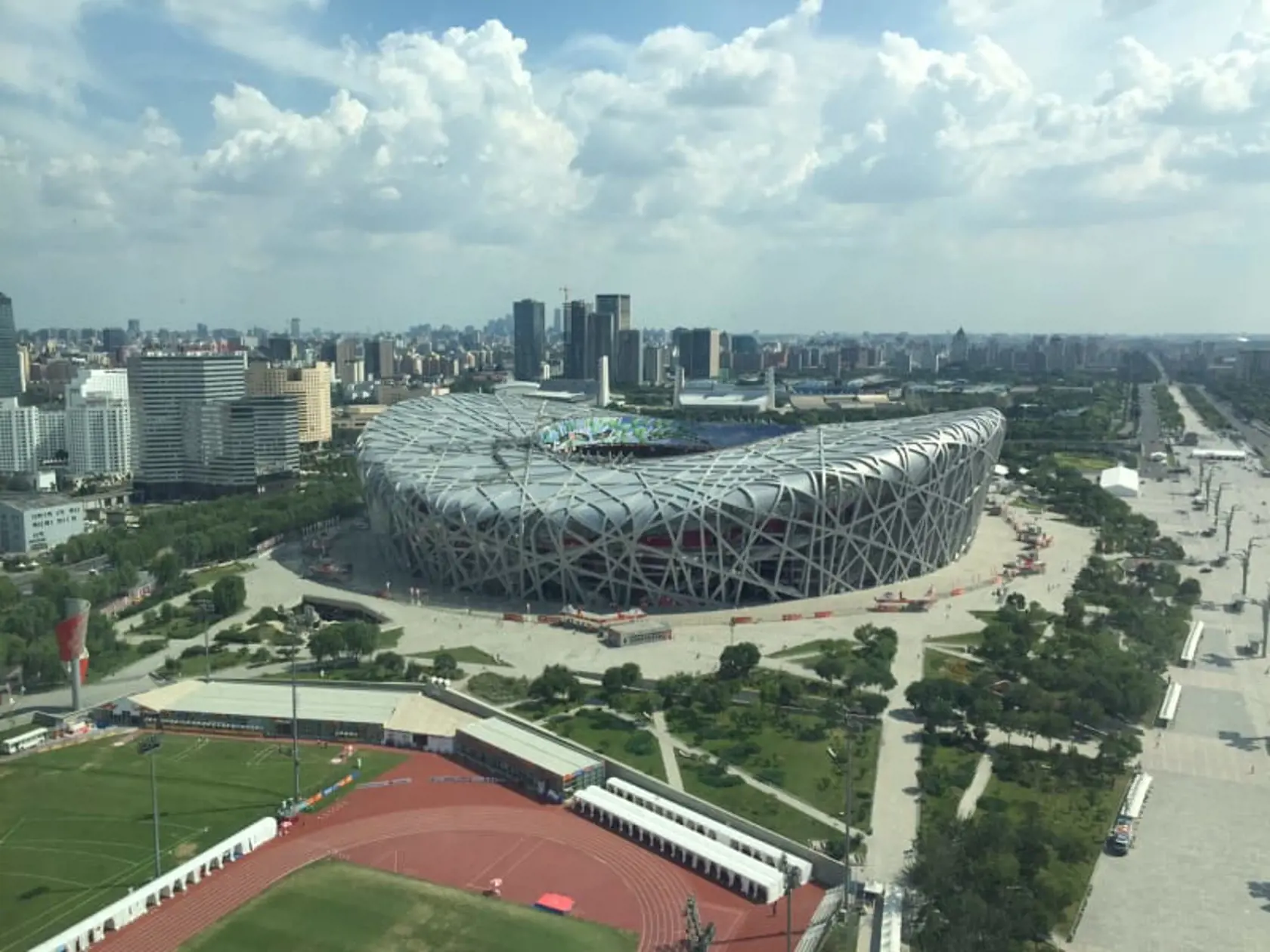 ČISTEJŠÍ VZDUCH Marec 2020 VTÁČIE HNIEZDOPEKING: V Číne sa emisie oxidu uhličitého znížili až o 25 percent. Smog zmizol aj spred olympijského štadióna Vtáčie hniezdo v Pekingu.