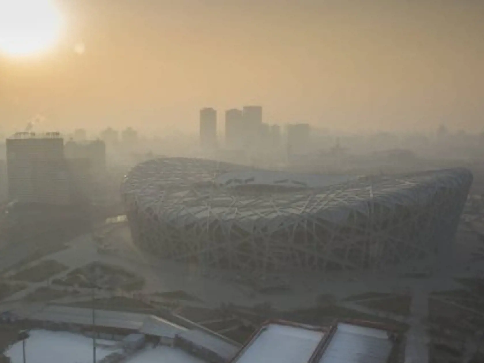 August 2019 VTÁČIE HNIEZDO PEKING: V Číne sa emisie oxidu uhličitého znížili až o 25 percent. Smog zmizol aj spred olympijského štadióna Vtáčie hniezdo v Pekingu.