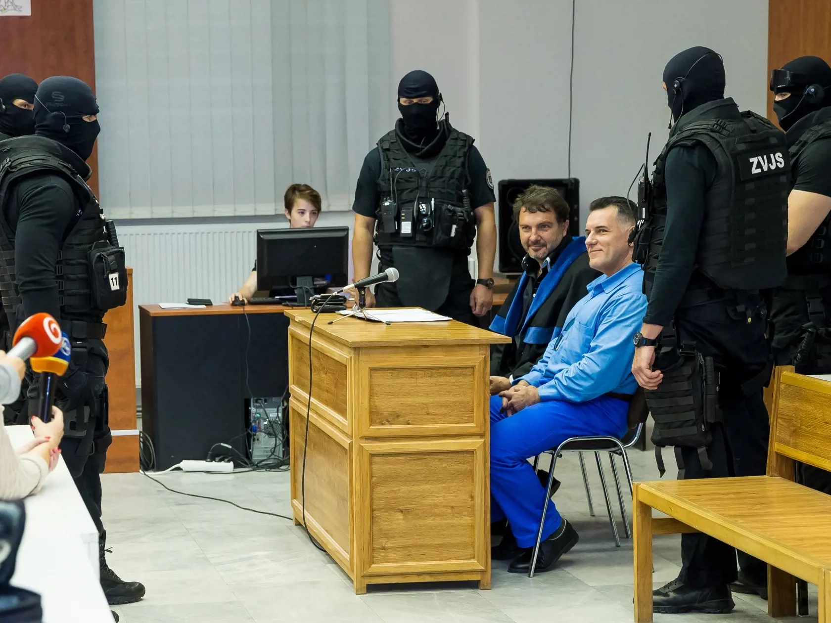 Výsluch niekoľkých obžalovaných za bránami väznice v bratislavskom Justičnom paláci. Na snímke Mikuláš Černák s právnikom Františkom Polákom.