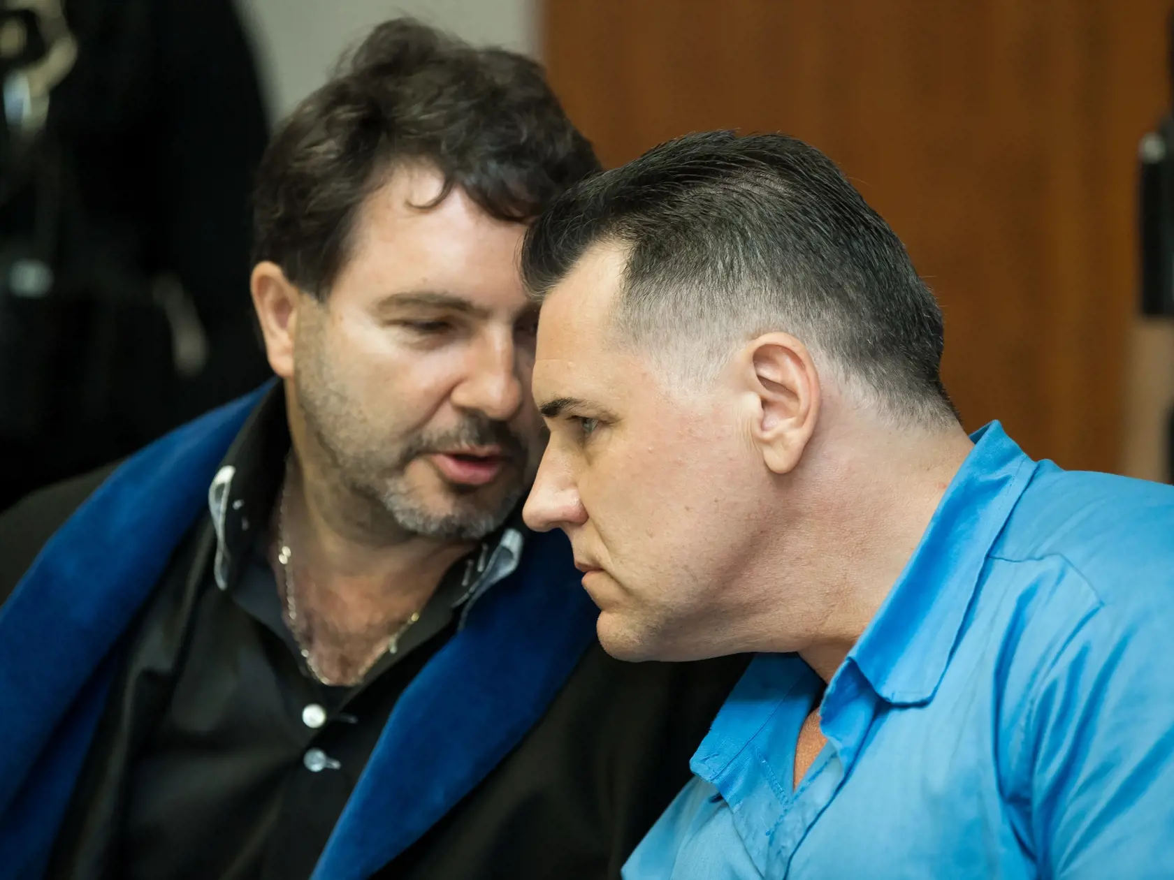 Výsluch niekoľkých obžalovaných za bránami väznice v bratislavskom Justičnom paláci. Na snímke Mikuláš Černák s právnikom Františkom Polákom.