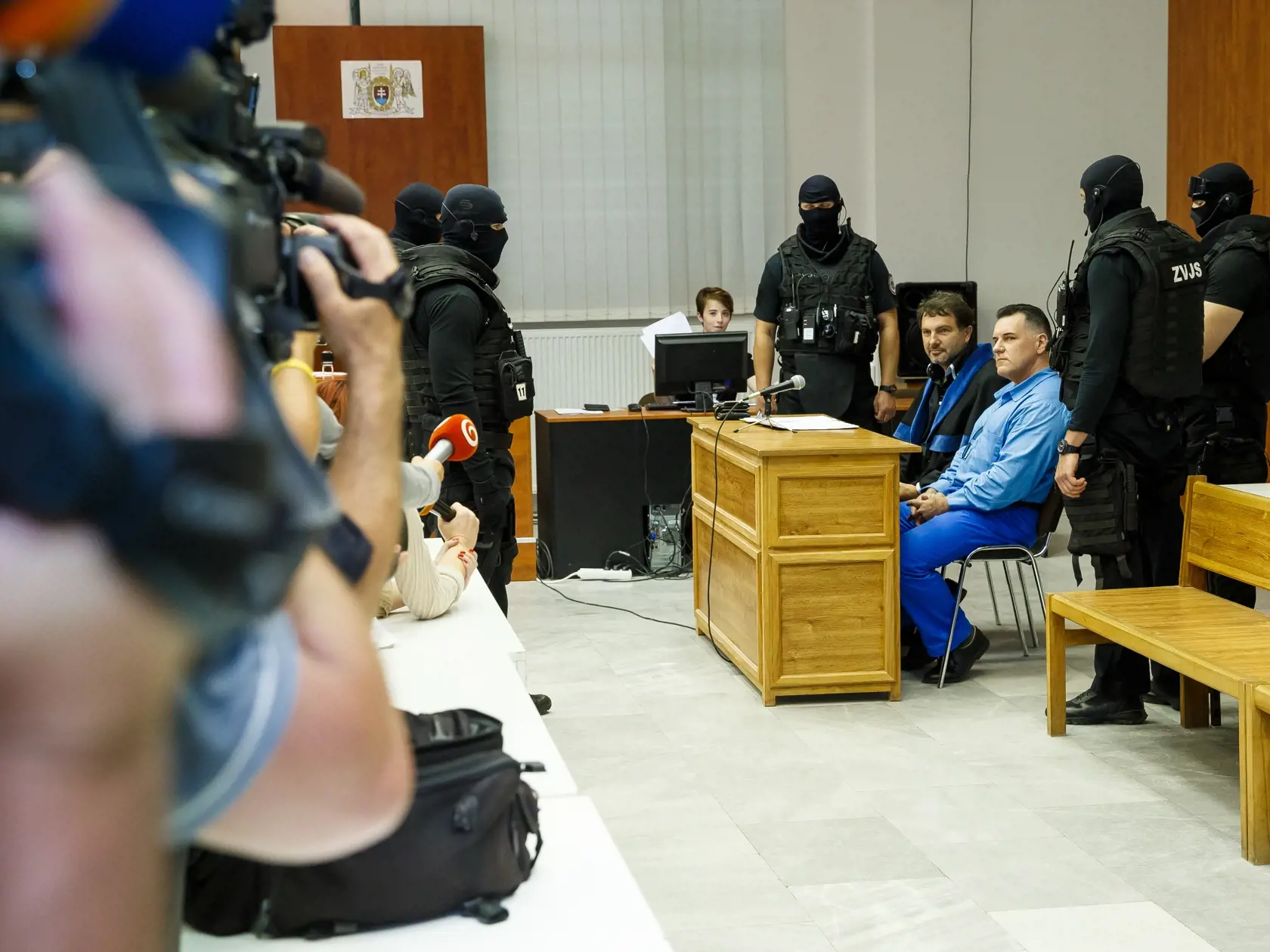 Výsluch niekoľkých obžalovaných za bránami väznice v bratislavskom Justičnom paláci. Na snímke Mikuláš Černák s právnikom Františkom Polákom.