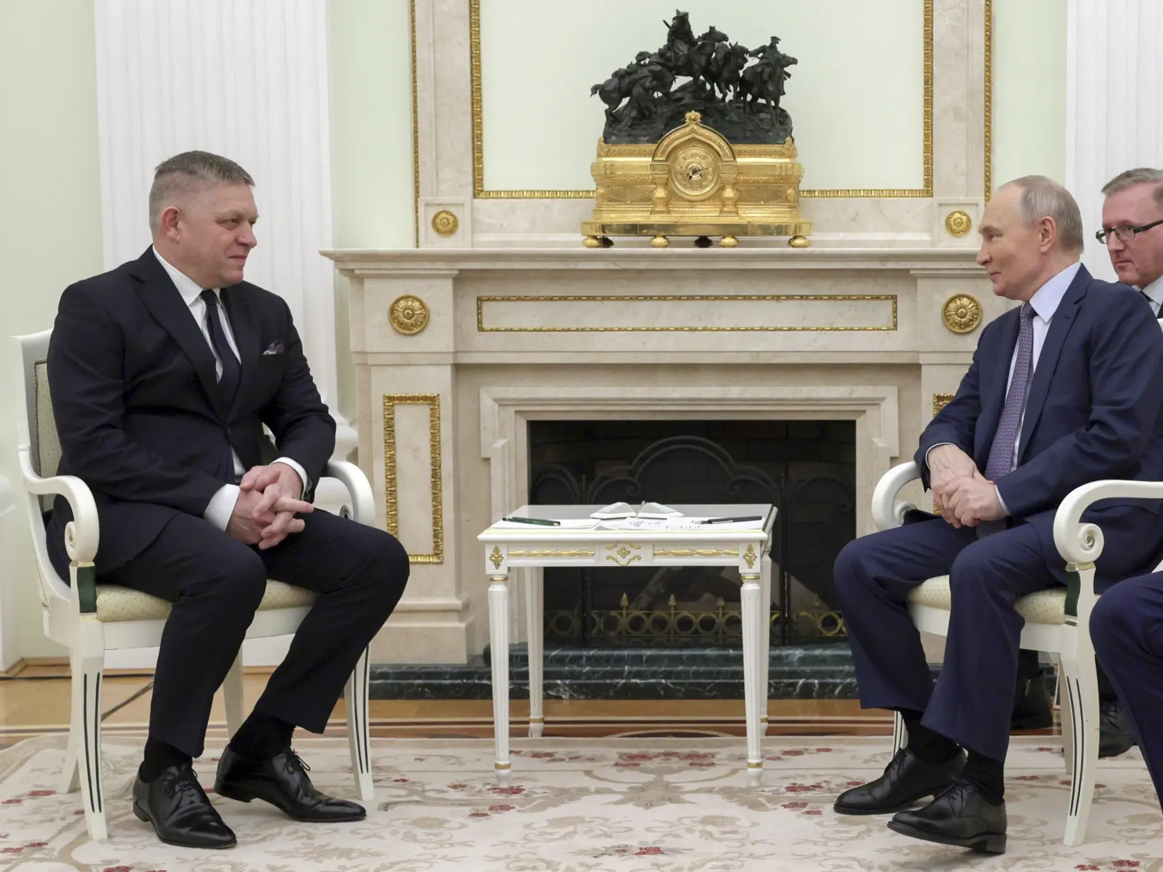 Ruský prezident Vladimir Putin (vpravo) a slovenský premiér Robert Fico (vľavo) počas stretnutia v Moskve 22. decembra 2024.