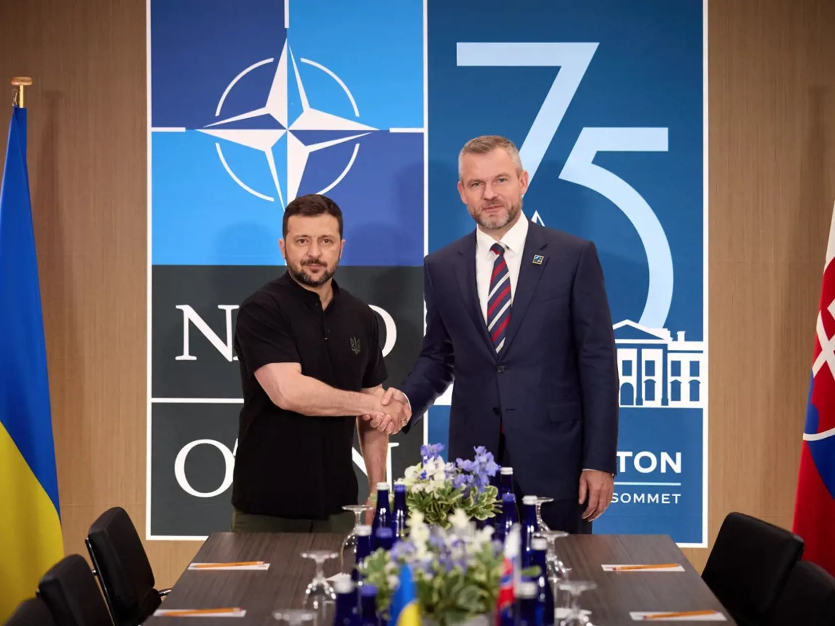 Prezident Peter Pellegrini si na samite NATO v Spojených štátoch podal ruku s ukrajinským prezidentom  Volodymyrom Zelenskyym.