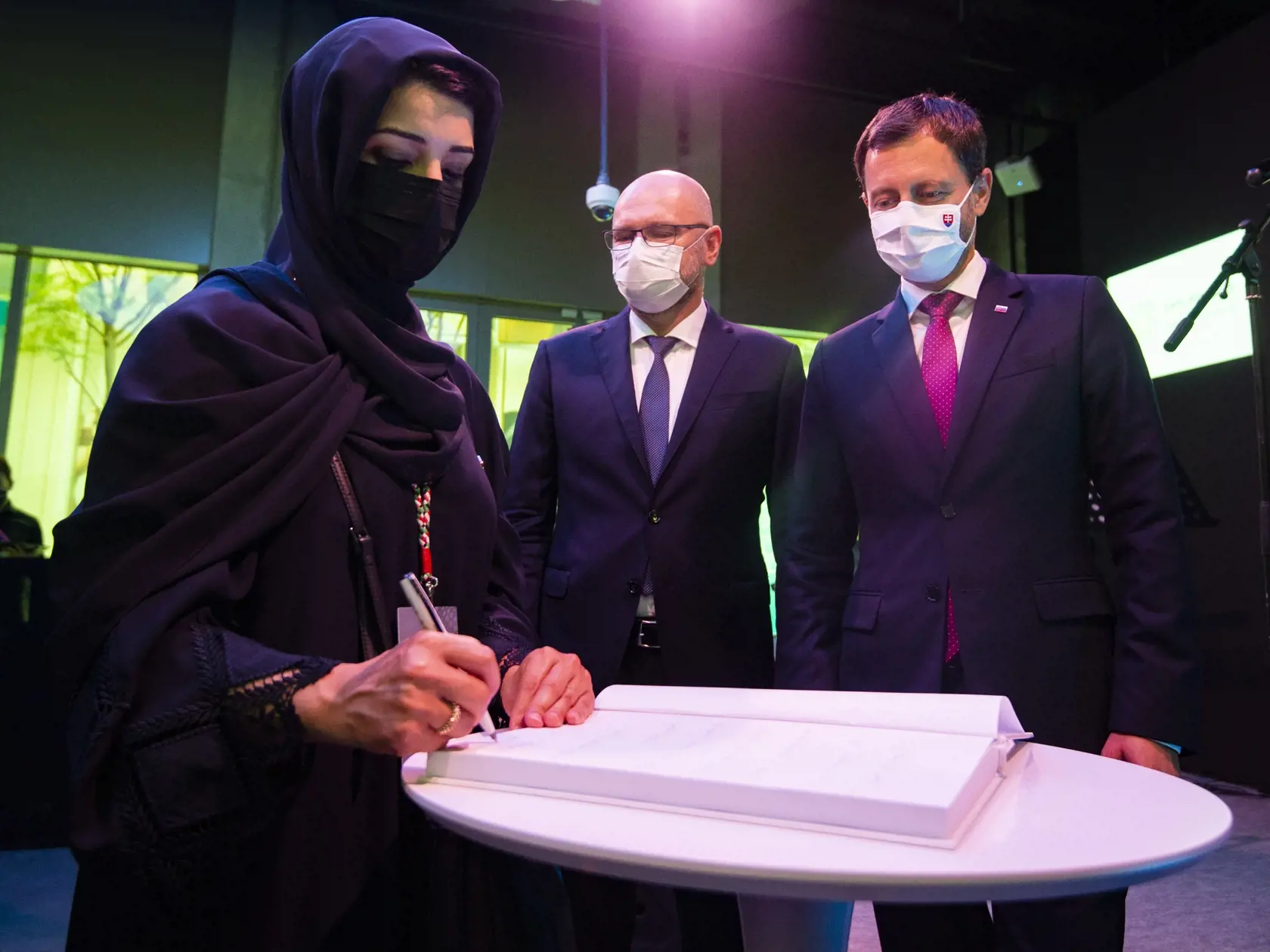 Na snímke zľava ministerka medzinárodnej spolupráce Spojených arabských emirátov a generálna riaditeľka EXPO Dubaj 2020 Rím Hášimíová, minister hospodárstva SR Richard Sulík (SaS) a premiér SR Eduard Heger (OĽaNO) počas slávnostnej prezentácie slovenského pavilónu na Svetovej výstave Expo Dubaj 2020 v Dubaji v piatok 15. októbra. FOTO TASR - Jakub Kotian