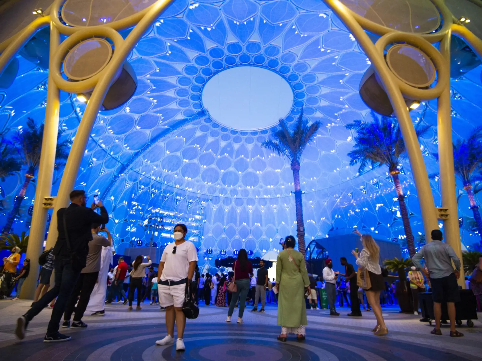Na snímke návštevníci pod hlavnou kupolou na svetovej výstave EXPO Dubaj 2020 v Spojených arabských emirátoch v sobotu 17. októbra 2021 v Dubaji. FOTO TASR - Jakub Kotian