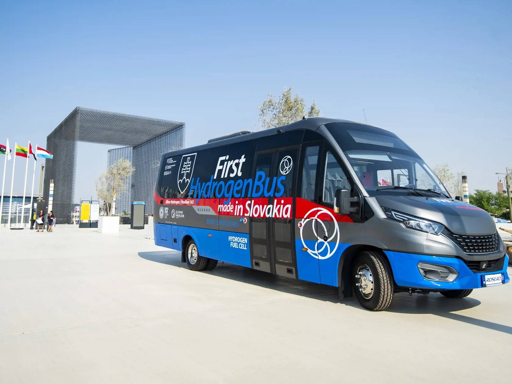 Na snímke slovenský autobus na vodíkový pohon vystavený pred Bránou mobility na Svetovej výstave Expo Dubaj 2020 v Dubaji v piatok 15. októbra. FOTO TASR - Jakub Kotian